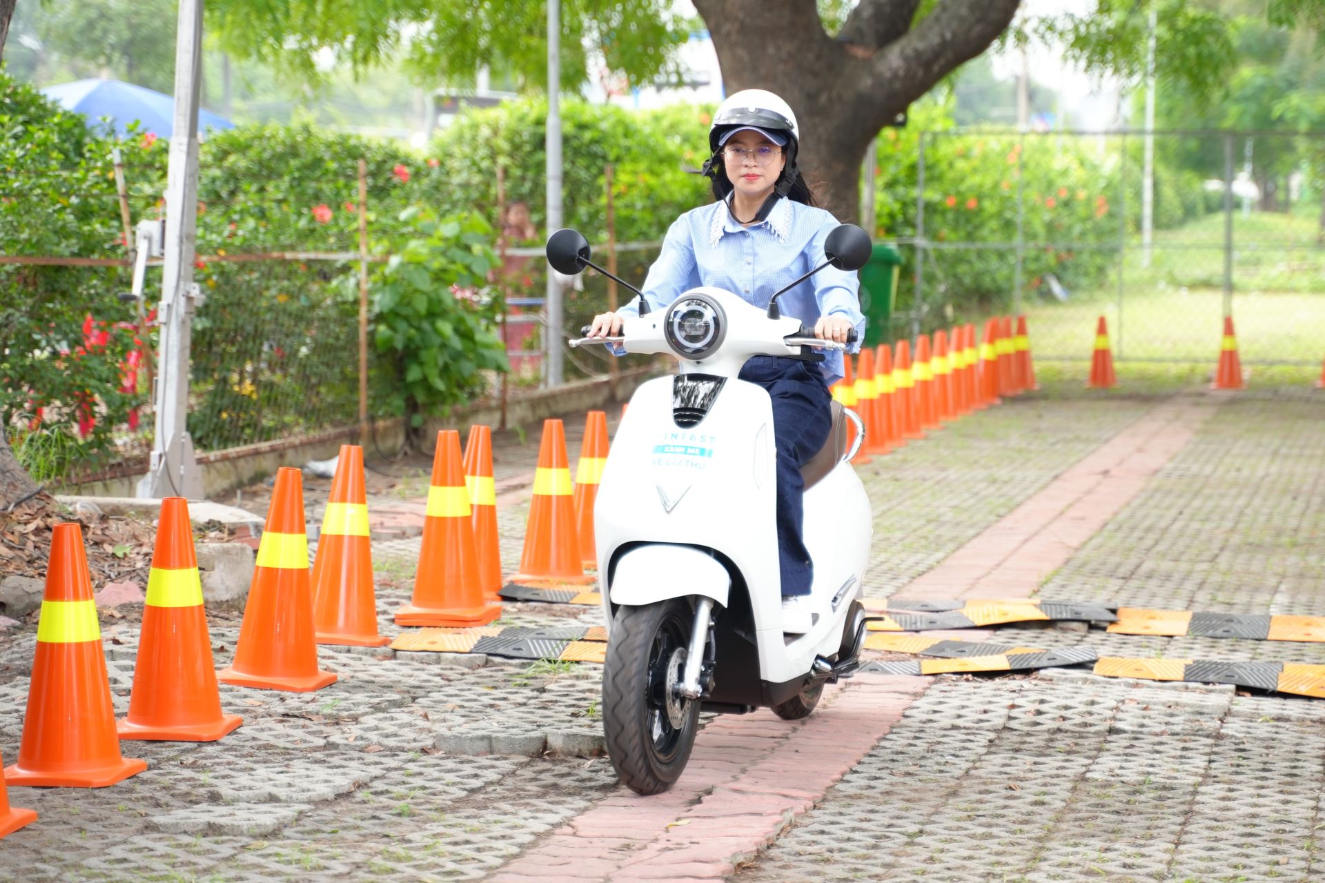 Xe tốt, giá đẹp, giới công sở đua nhau lên đời xe máy điện VinFast- Ảnh 1. Xe tốt, giá đẹp, giới công sở đua nhau lên đời xe máy điện VinFast- Ảnh 1.