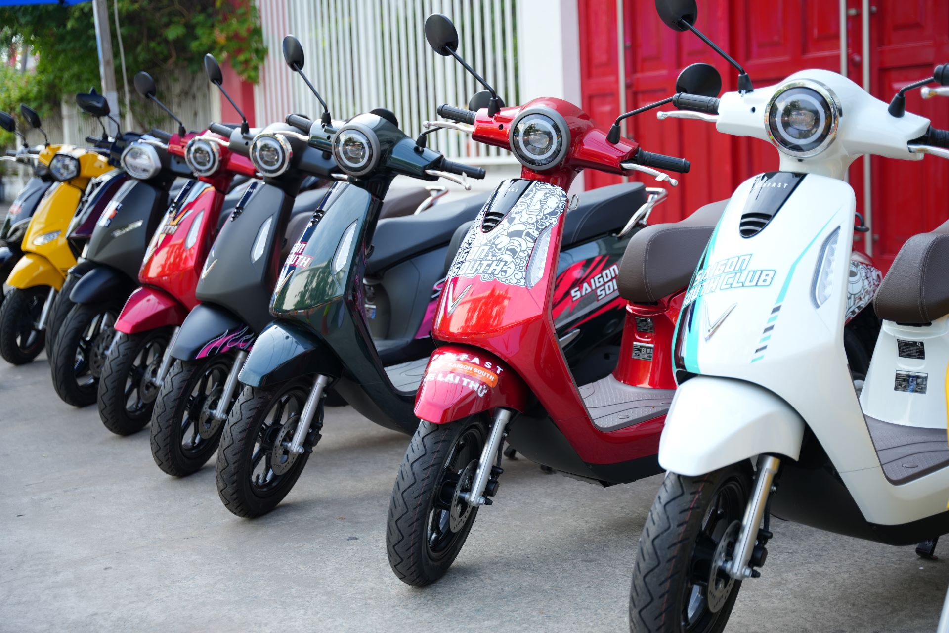 Xe tốt, giá đẹp, giới công sở đua nhau lên đời xe máy điện VinFast- Ảnh 2. Xe tốt, giá đẹp, giới công sở đua nhau lên đời xe máy điện VinFast- Ảnh 2.