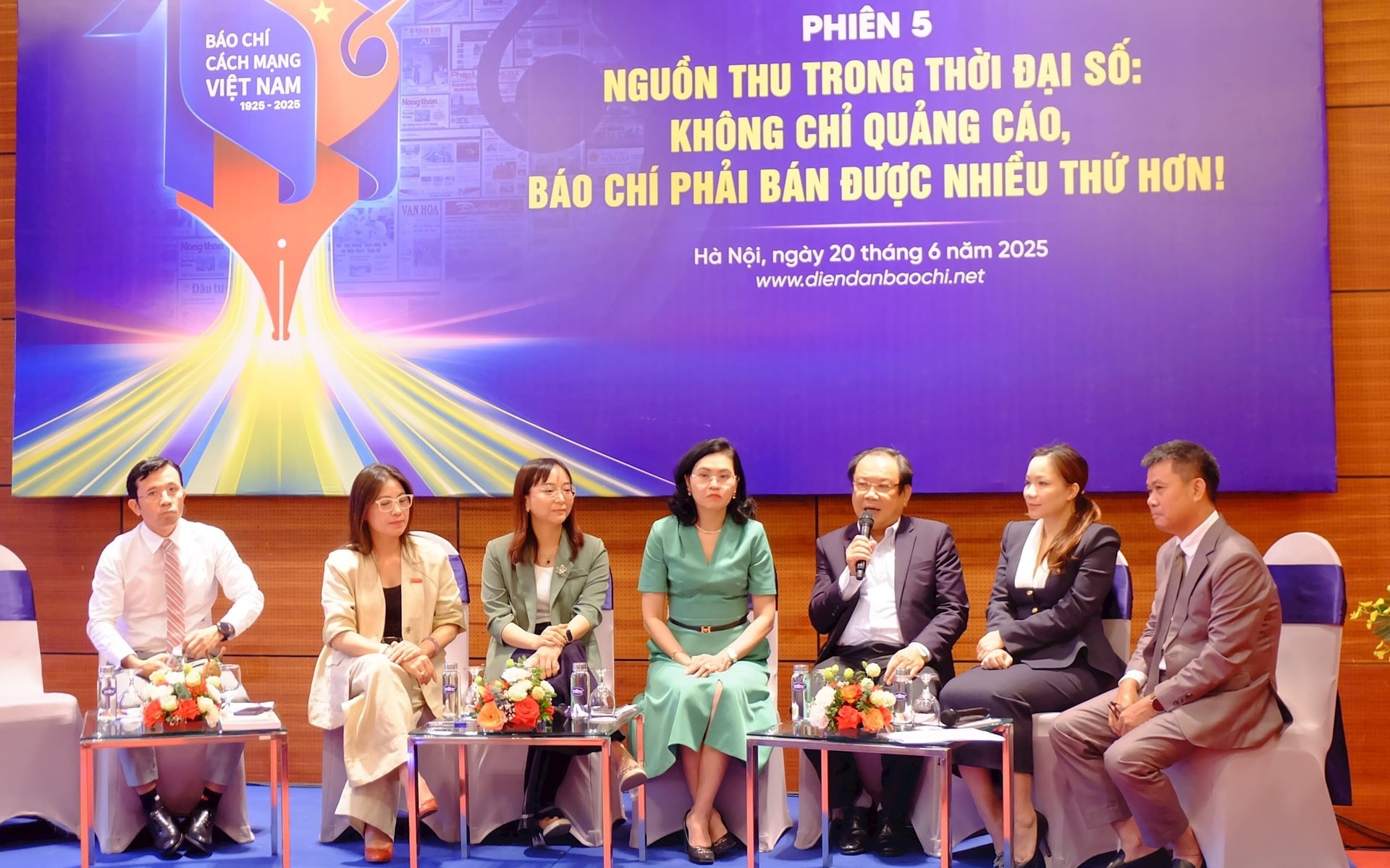 Báo chí sống bằng gì trong thời đại kỹ thuật số?
