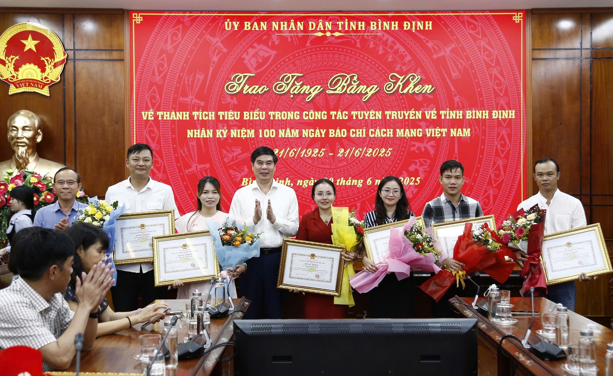 Phóng viên Báo Xây dựng nhận bằng khen và giải báo chí tỉnh Bình Định- Ảnh 1. Phóng viên Báo Xây dựng nhận bằng khen và giải báo chí tỉnh Bình Định- Ảnh 1.