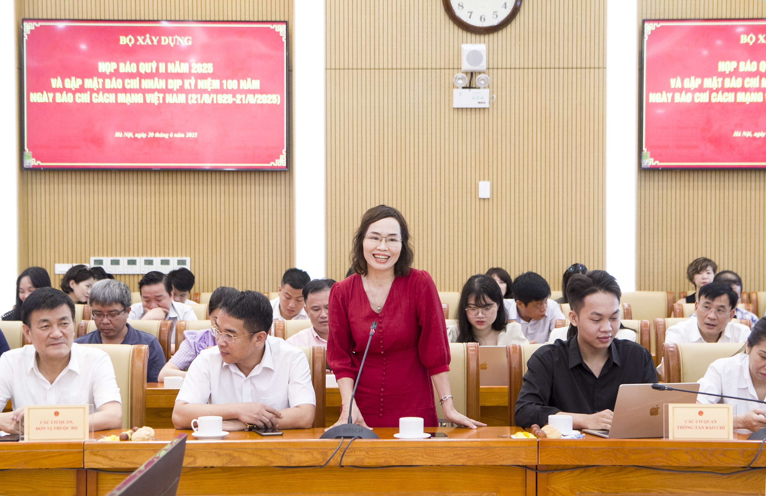 Các phóng viên, nhà báo mong muốn Bộ Xây dựng sẽ tạo điều kiện thuận lợi để tiếp cận các nguồn tin chính thống kịp thời và chính xác. Các phóng viên, nhà báo mong muốn Bộ Xây dựng sẽ tạo điều kiện thuận lợi để tiếp cận các nguồn tin chính thống kịp thời và chính xác.