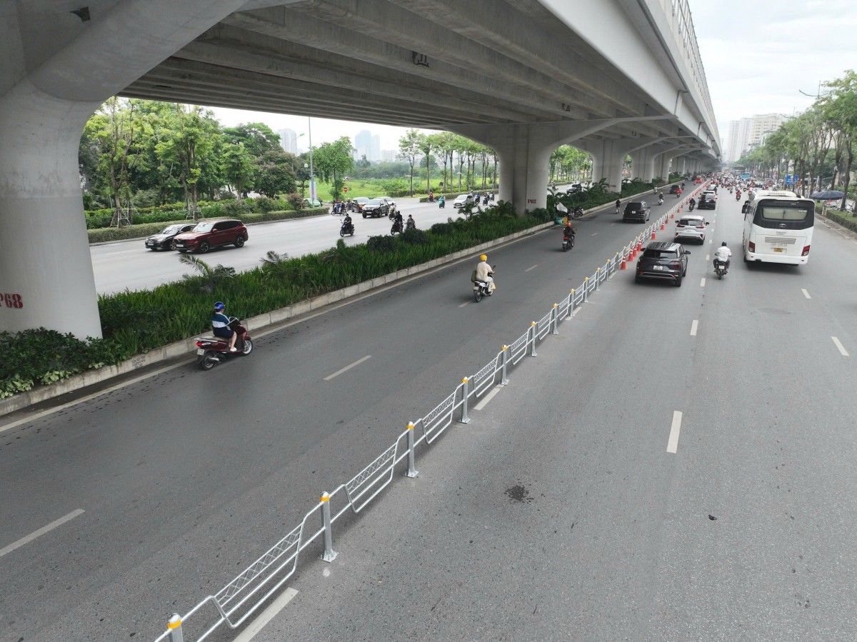 Vì sao Hà Nội phân làn cứng trên đường Võ Chí Công, Phạm Văn Đồng?- Ảnh 1. Vì sao Hà Nội phân làn cứng trên đường Võ Chí Công, Phạm Văn Đồng?- Ảnh 1.