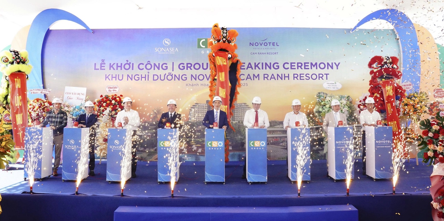 Tập đoàn CEO khởi công dự án Novotel Cam Ranh Resort- Ảnh 2. Có thể là hình ảnh về 7 người, cái bục và văn bản cho biết 'SONASFA LỄ KHỞI CÔNG| CÔNG|GROU I GROU KHU NGHỈ DƯỠNG NOV UI IDORiTD 42302 NOVOTEL HATIEEREST ACSOST EAKING CEREMONY CAM RANH RESORT 025 "肉 SONAYEA 9 ONASEA ONAS ceo ceo oKeKb NOVOTEL'