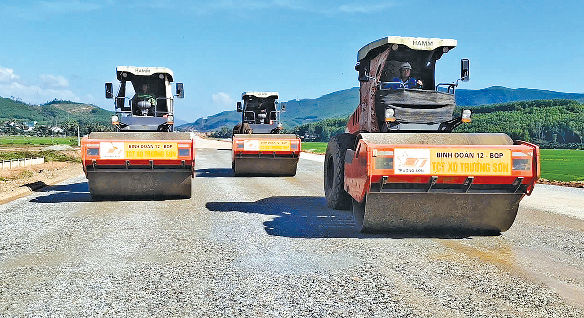 Gác tình riêng, dồn sức làm cao tốc- Ảnh 1. Gác tình riêng, dồn sức làm cao tốc- Ảnh 1.