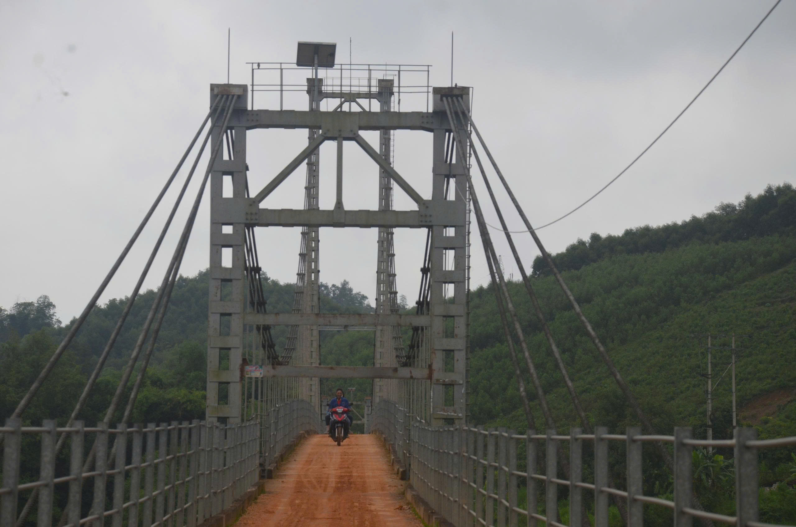 Nghệ An: Cầu treo Đò Rồng xuống cấp sau hơn 10 năm sử dụng- Ảnh 6. Nghệ An: Cầu treo Đò Rồng xuống cấp sau hơn 10 năm sử dụng- Ảnh 6.