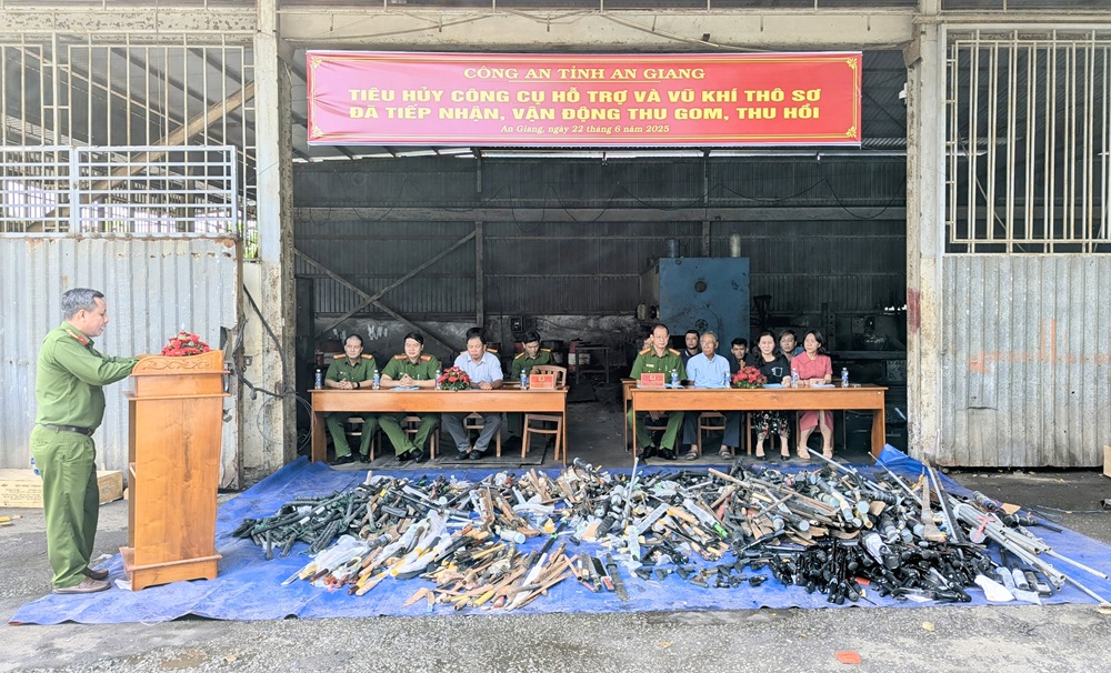 An Giang: Tiêu hủy 1.580 công cụ hỗ trợ và vũ khí thô sơ- Ảnh 1. An Giang: Tiêu hủy 1.580 công cụ hỗ trợ và vũ khí thô sơ- Ảnh 1.