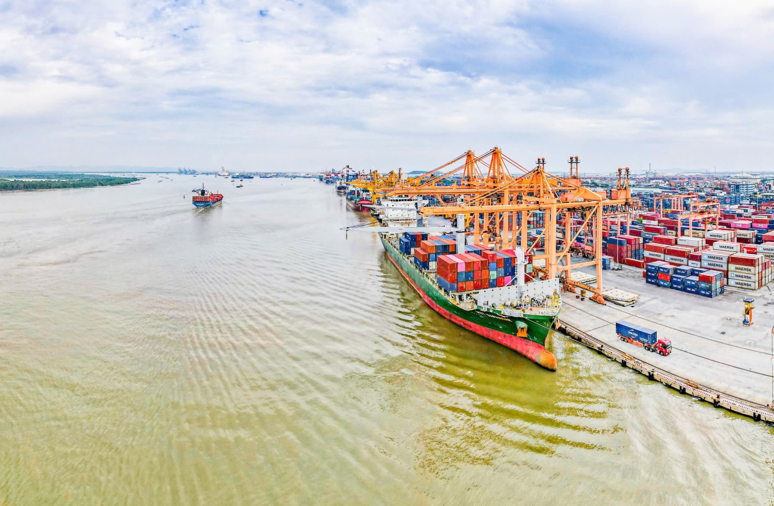 Phụ phí bốc dỡ container tăng gần gấp rưỡi trong 10 năm- Ảnh 1. Phụ phí bốc dỡ container tăng gần gấp rưỡi trong 10 năm- Ảnh 1.