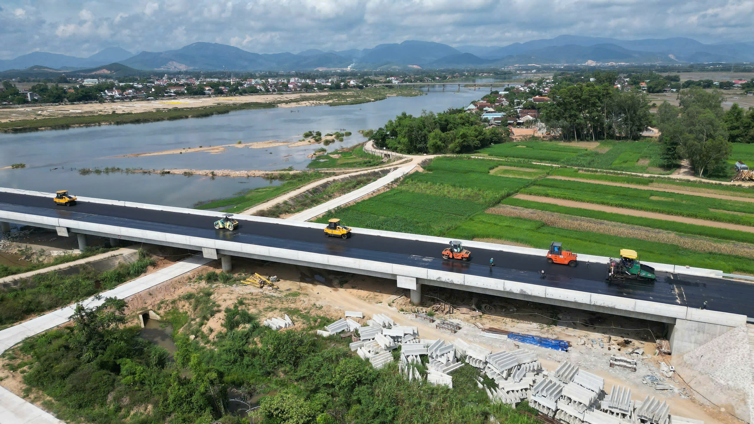 Siết chặt bảo đảm an toàn thi công cao tốc Bắc - Nam qua Bình Định- Ảnh 1. Siết chặt bảo đảm an toàn thi công cao tốc Bắc - Nam qua Bình Định- Ảnh 1.