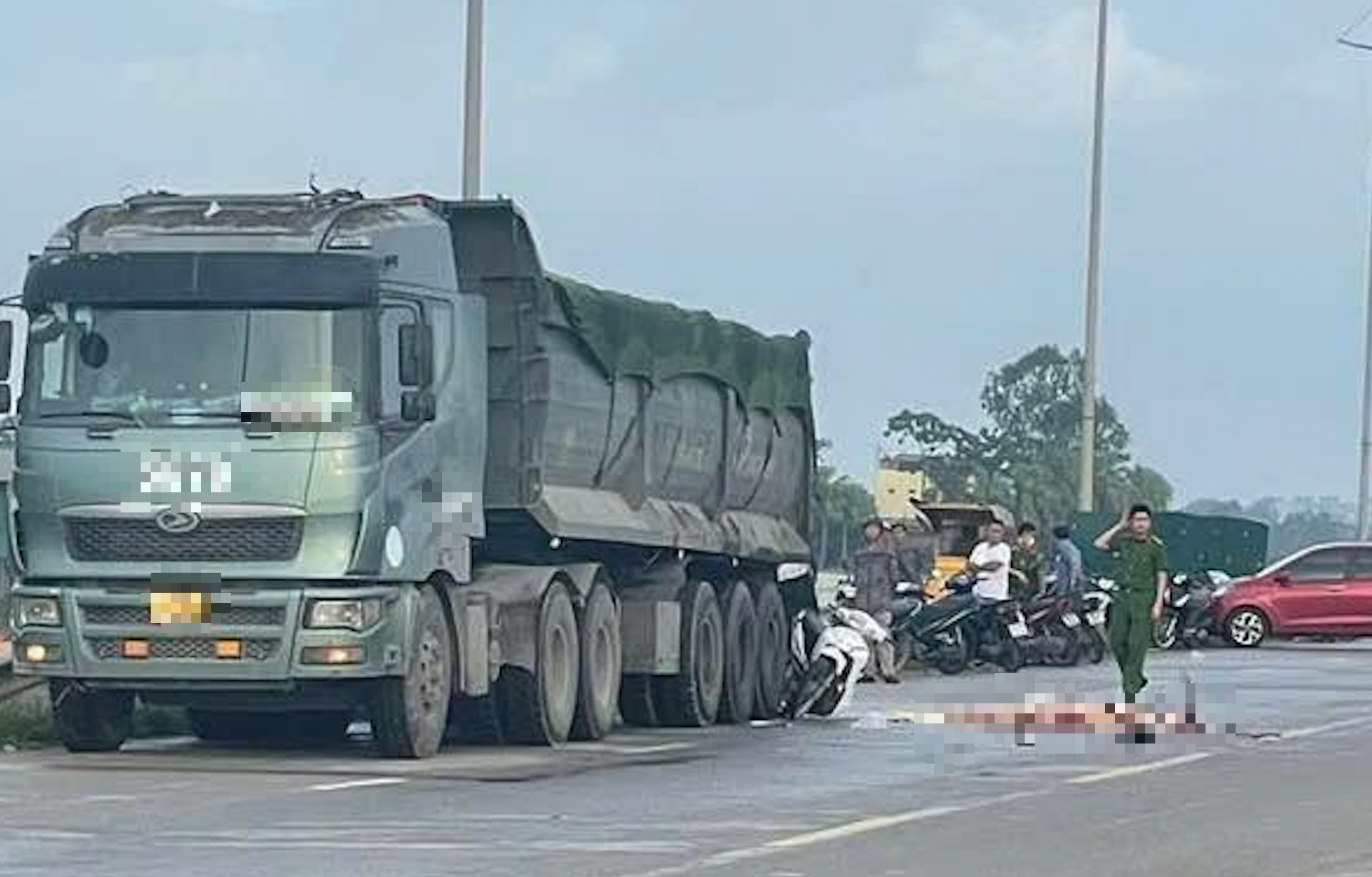 Va đuôi ô tô tải, người đàn ông đi xe máy tử vong thương tâm- Ảnh 1. Va đuôi ô tô tải, người đàn ông đi xe máy tử vong thương tâm- Ảnh 1.