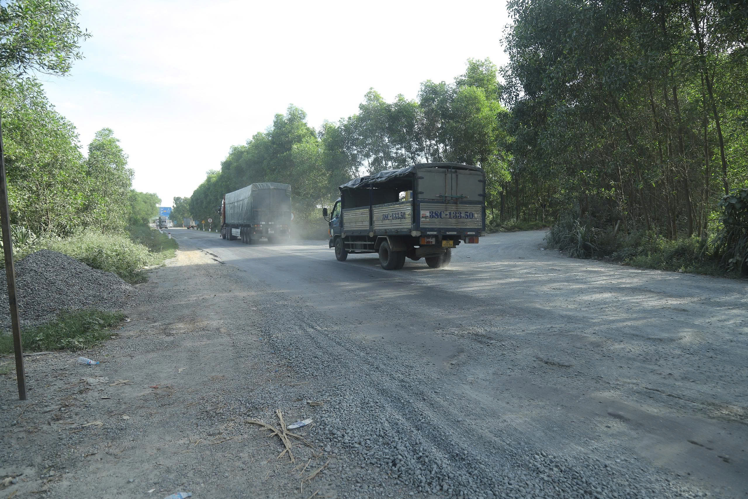 Gia tăng phương tiện, đường kết nối cao tốc qua Hà Tĩnh hư hỏng nặng- Ảnh 2. Gia tăng phương tiện, đường kết nối cao tốc qua Hà Tĩnh hư hỏng nặng- Ảnh 2.