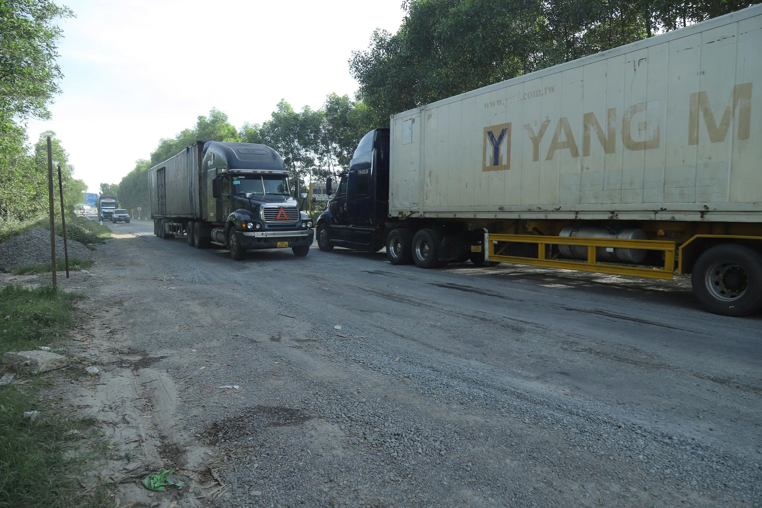 Gia tăng phương tiện, đường kết nối cao tốc qua Hà Tĩnh hư hỏng nặng- Ảnh 3. Gia tăng phương tiện, đường kết nối cao tốc qua Hà Tĩnh hư hỏng nặng- Ảnh 3.