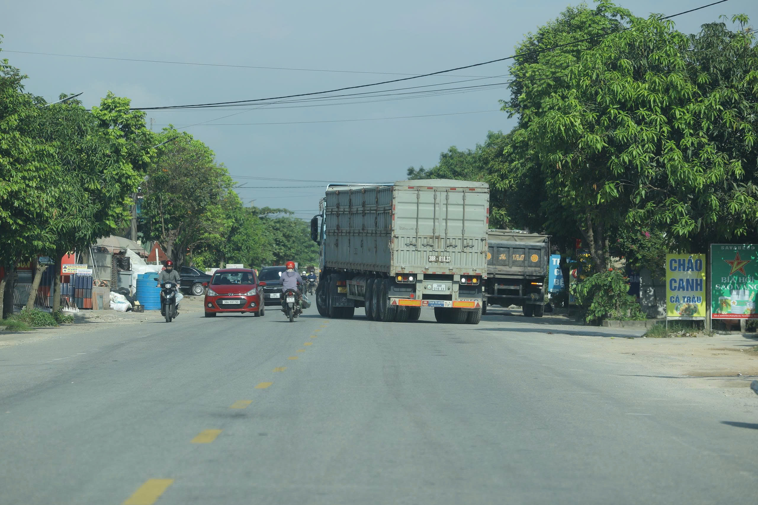 Gia tăng phương tiện, đường kết nối cao tốc qua Hà Tĩnh hư hỏng nặng- Ảnh 5. Gia tăng phương tiện, đường kết nối cao tốc qua Hà Tĩnh hư hỏng nặng- Ảnh 5.