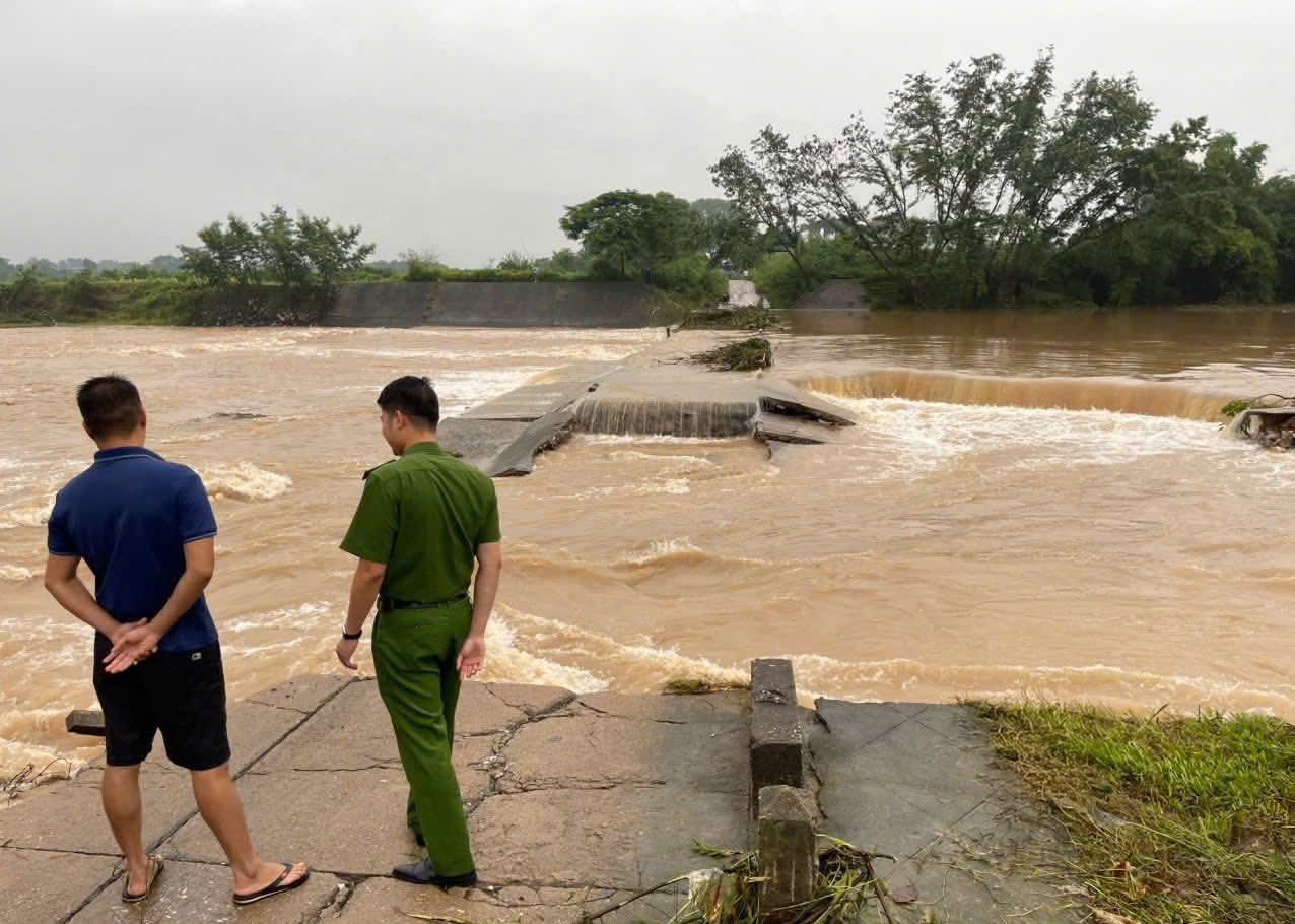 Thái Nguyên: Cầu tràn Bình Sơn bị lũ cuốn trôi, giao thông chia cắt- Ảnh 1. Thái Nguyên: Cầu tràn Bình Sơn bị lũ cuốn trôi, giao thông chia cắt- Ảnh 1.