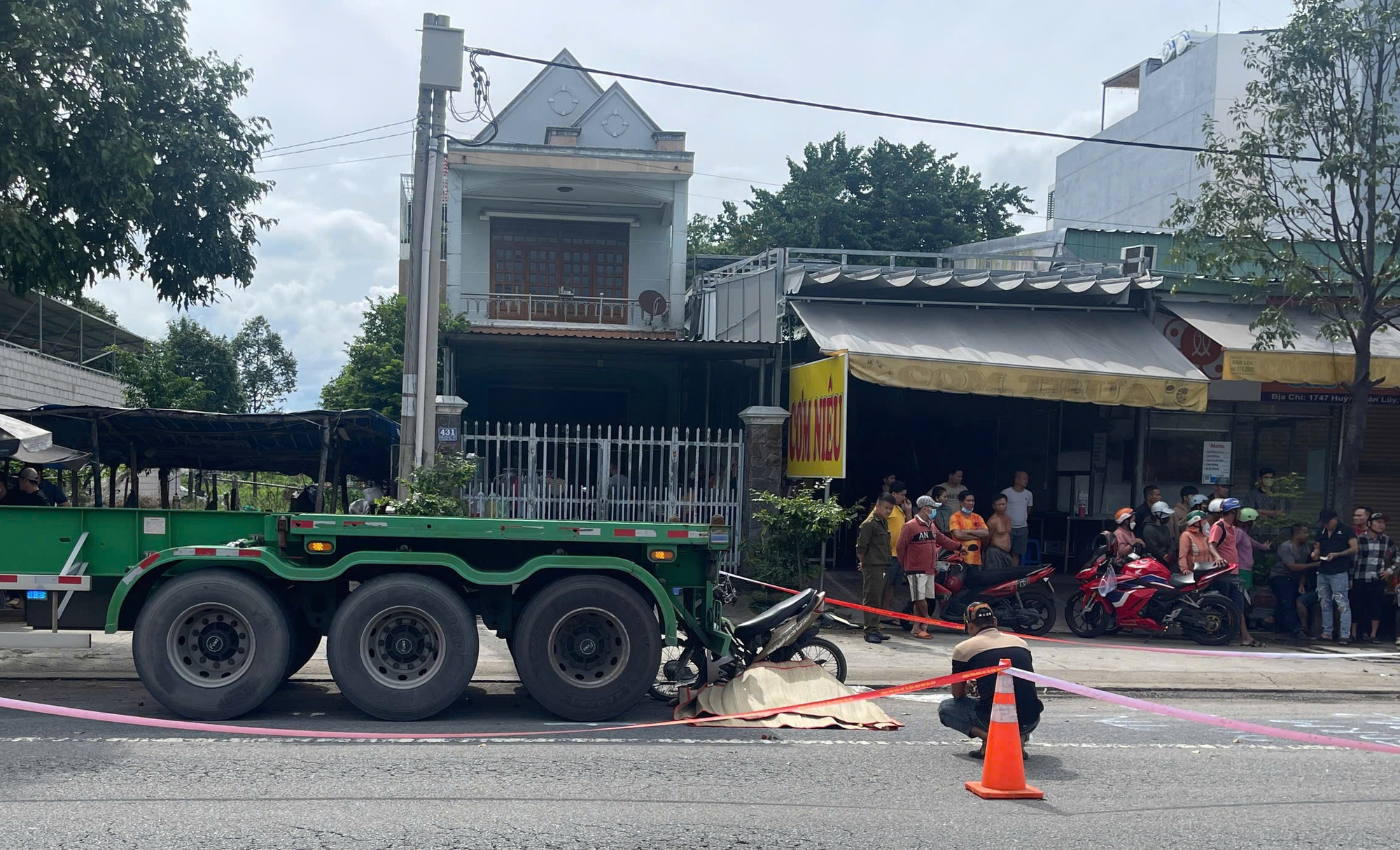 Bình Dương: Xe máy tông đuôi xe đầu kéo, một người tử vong- Ảnh 1.