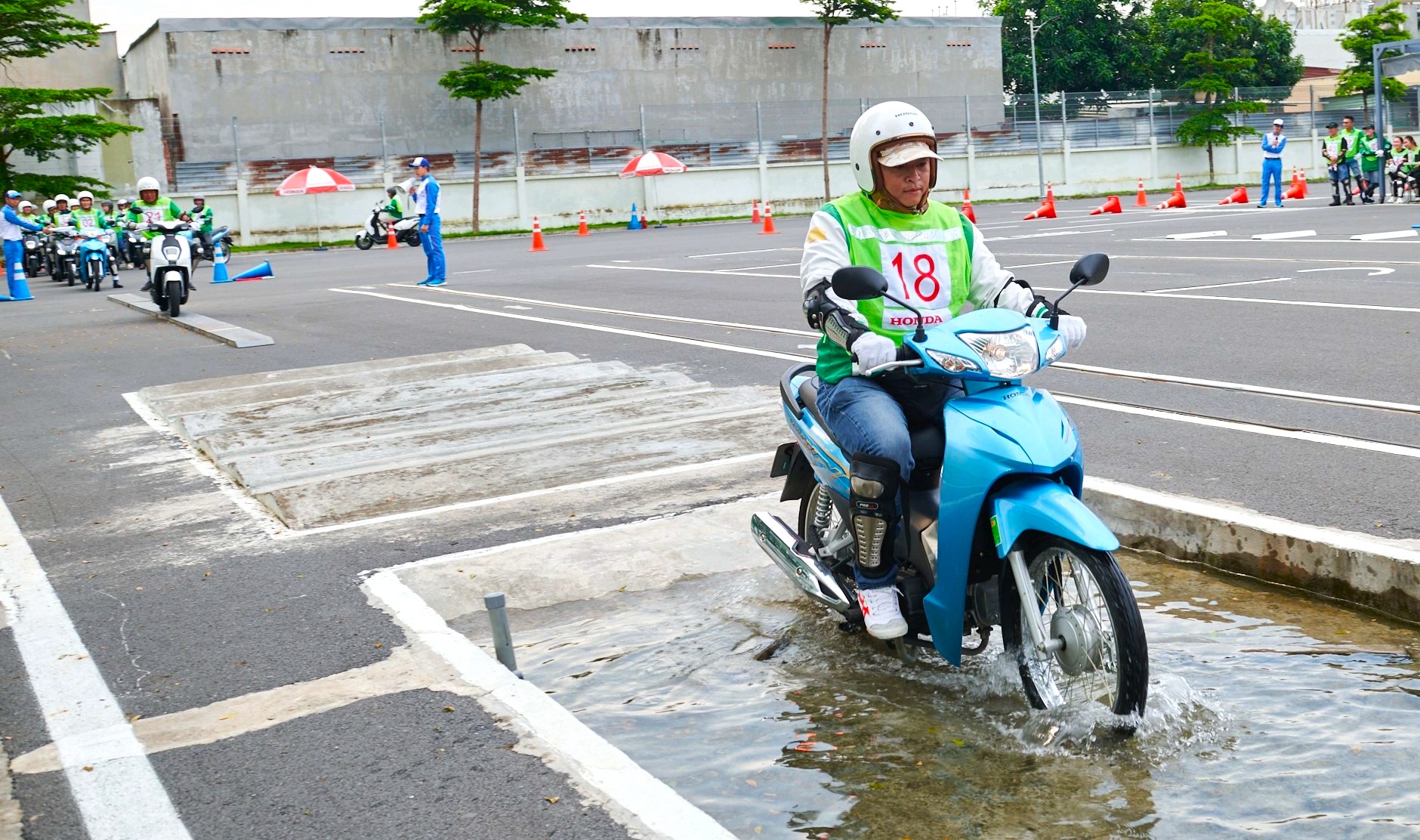 Tài xế xe máy công nghệ ở Việt Nam được tập huấn kỹ năng lái xe an toàn- Ảnh 1. Tài xế xe máy công nghệ ở Việt Nam được tập huấn kỹ năng lái xe an toàn- Ảnh 1.