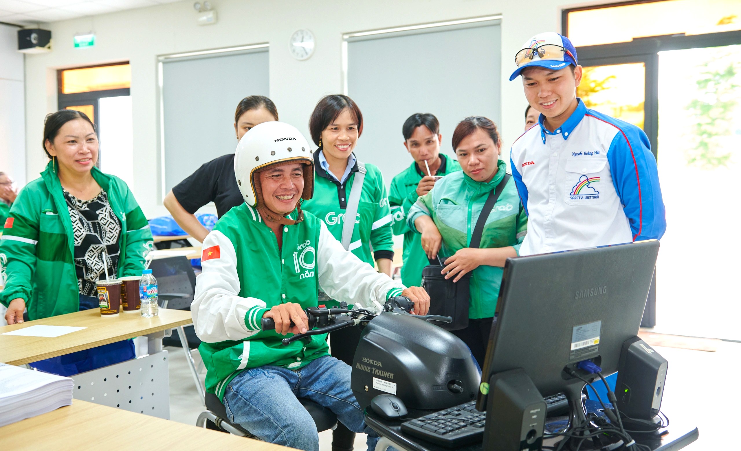 Tài xế xe máy công nghệ ở Việt Nam được tập huấn kỹ năng lái xe an toàn- Ảnh 2. Tài xế xe máy công nghệ ở Việt Nam được tập huấn kỹ năng lái xe an toàn- Ảnh 2.