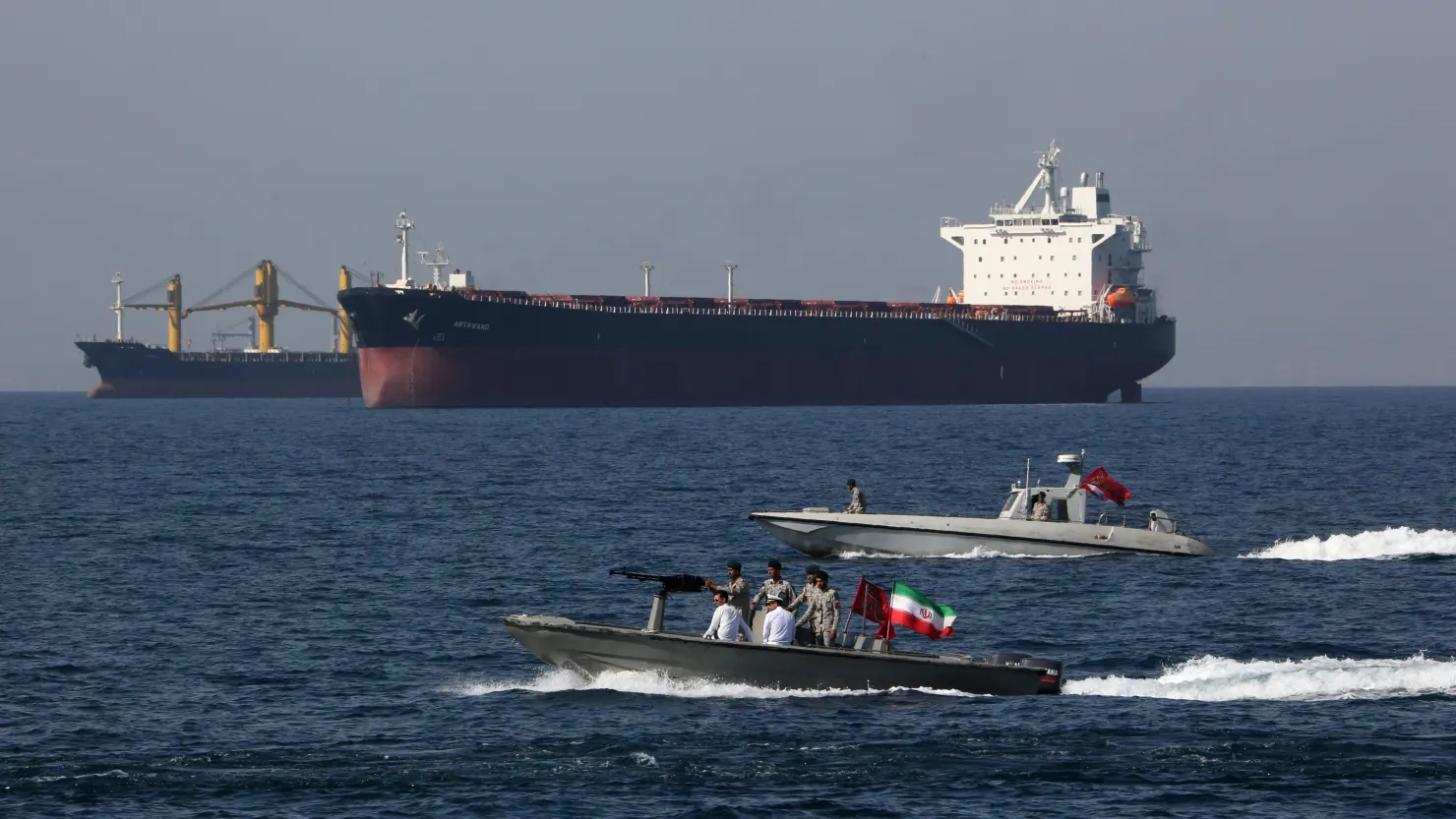 Vì sao Iran khó có khả năng phong tỏa eo biển Hormuz? - Ảnh 1. Vì sao Iran khó có khả năng phong tỏa eo biển Hormuz? - Ảnh 1.