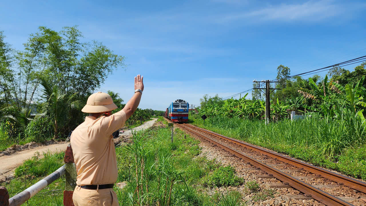 Cách làm hay trong xoá lối đi tự mở qua đường sắt ở Quảng Ngãi- Ảnh 10. Cách làm hay trong xoá lối đi tự mở qua đường sắt ở Quảng Ngãi- Ảnh 10.