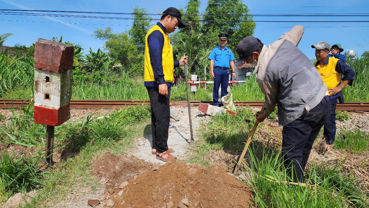Cách làm hay trong xoá lối đi tự mở qua đường sắt ở Quảng Ngãi- Ảnh 2. Cách làm hay trong xoá lối đi tự mở qua đường sắt ở Quảng Ngãi- Ảnh 2.