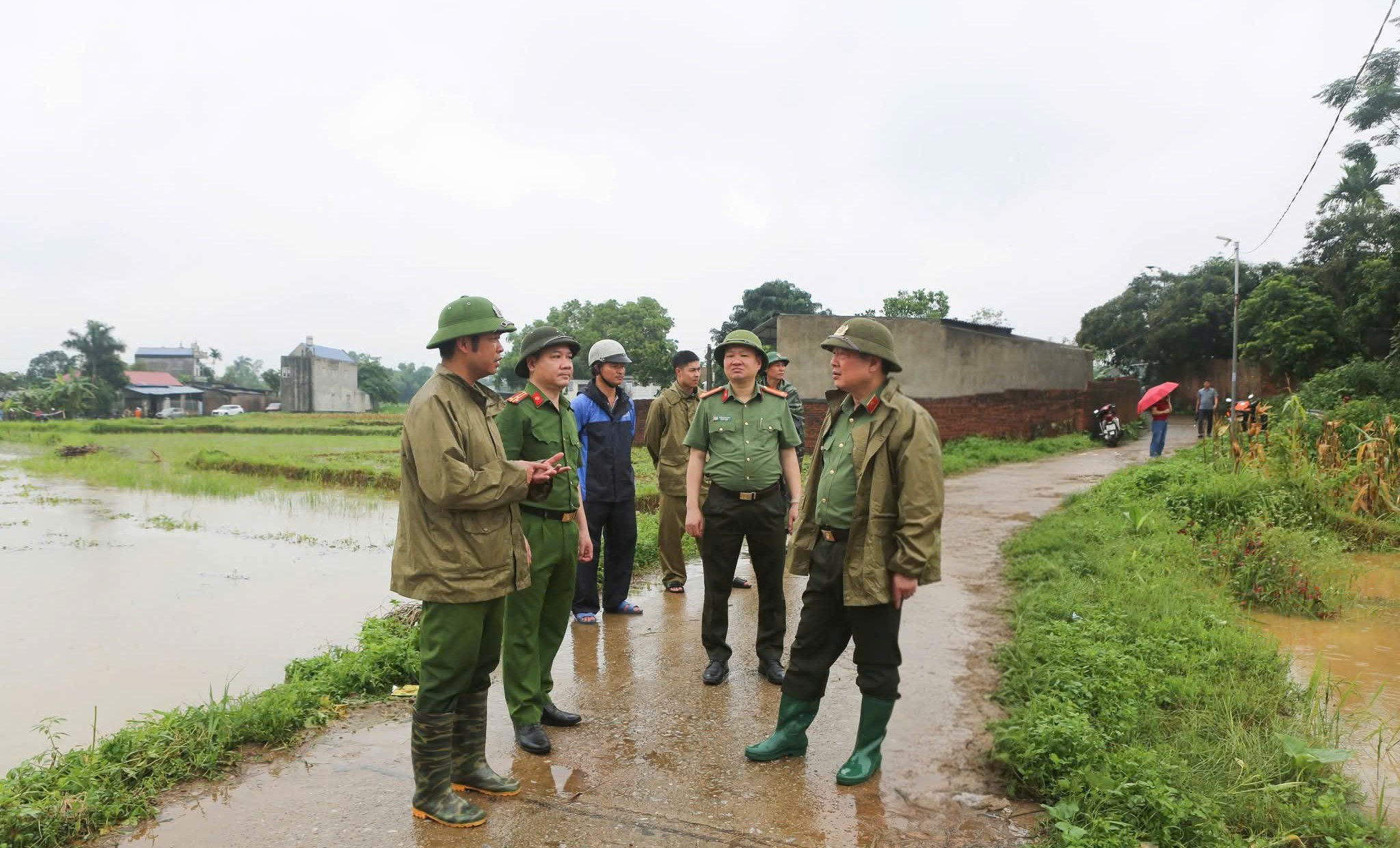 Công an Thái Nguyên giúp dân giữa tâm lũ- Ảnh 4. Công an Thái Nguyên giúp dân giữa tâm lũ- Ảnh 4.