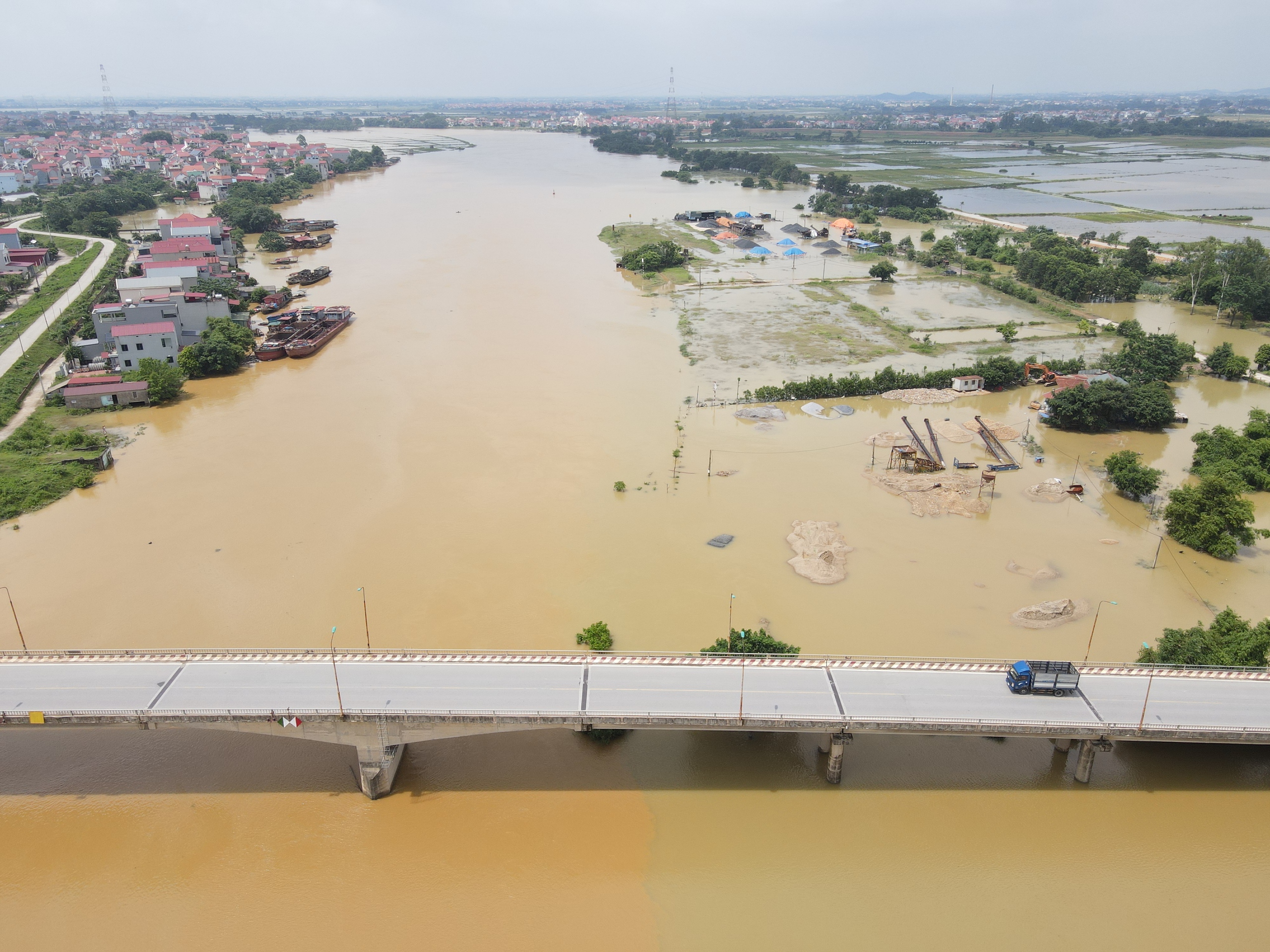 Chủ động ứng phó, Bắc Giang giảm thiểu thiệt hại do mưa lũ- Ảnh 9. Chủ động ứng phó, Bắc Giang giảm thiểu thiệt hại do mưa lũ- Ảnh 9.