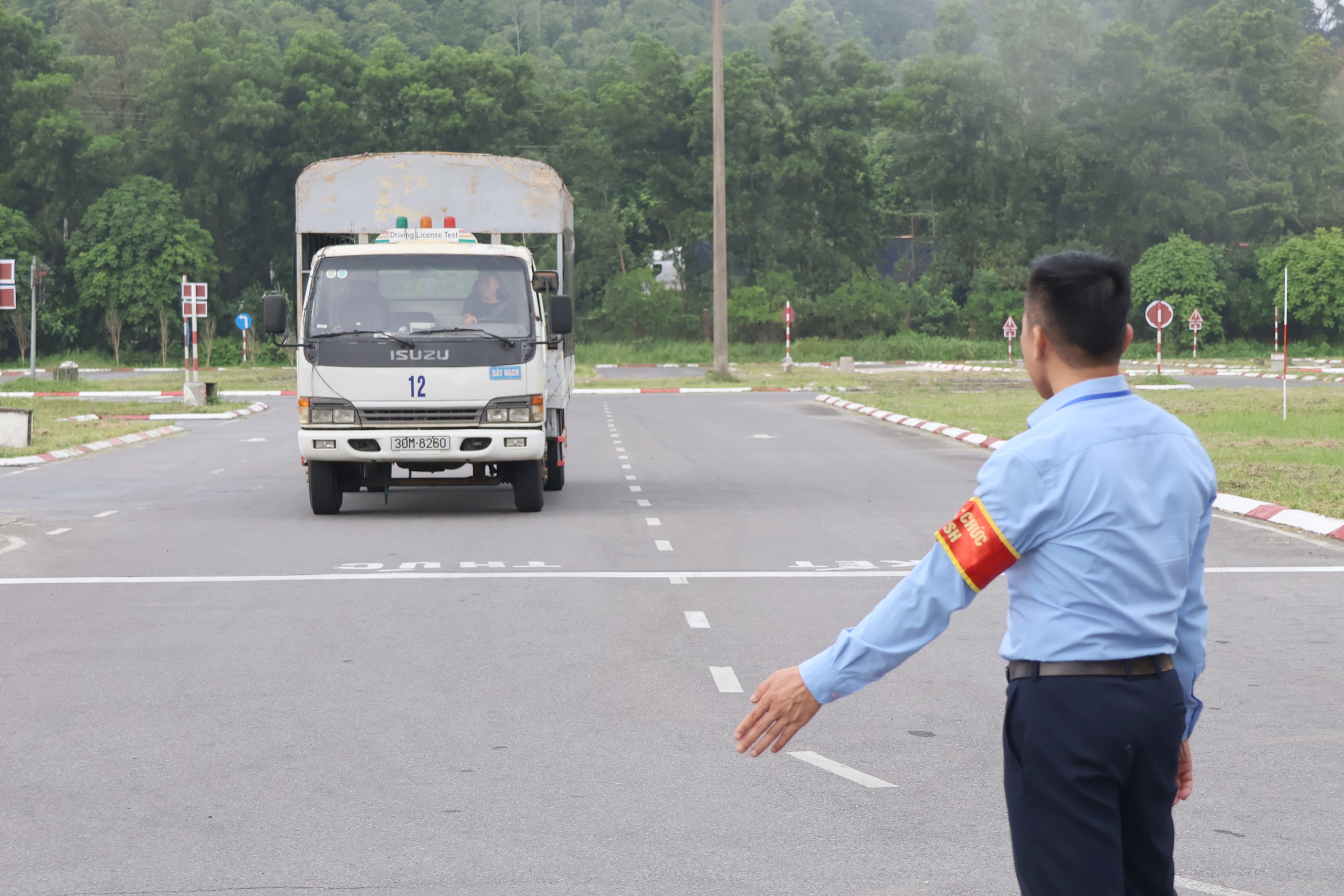 Hà Nội tổ chức 12 kỳ sát hạch GPLX trong một tuần, gần 1.300 thí sinh dự thi- Ảnh 2. Hà Nội tổ chức 12 kỳ sát hạch GPLX trong một tuần, gần 1.300 thí sinh dự thi- Ảnh 2.
