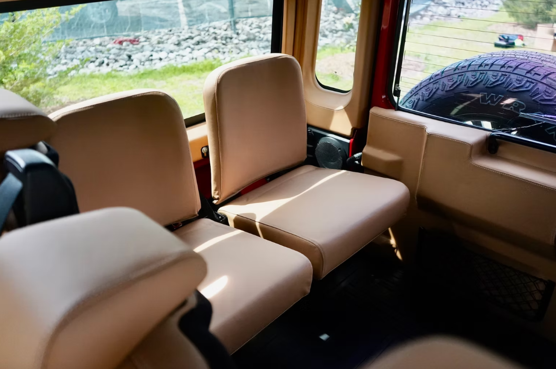 Xế cổ Land Rover Defender 1983 lột xác với bản độ mới- Ảnh 4. Xế cổ Land Rover Defender 1983 lột xác với bản độ mới- Ảnh 4.