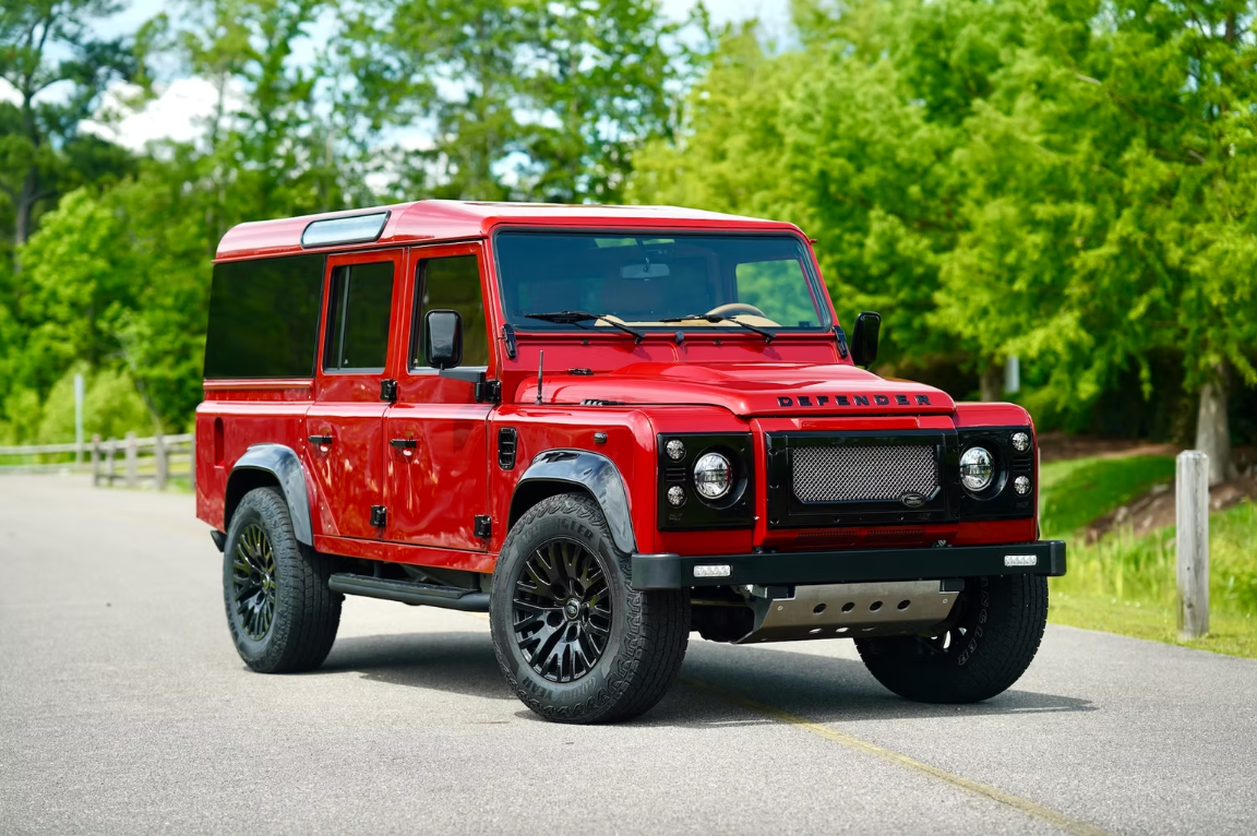 Xế cổ Land Rover Defender 1983 lột xác với bản độ mới- Ảnh 1. Xế cổ Land Rover Defender 1983 lột xác với bản độ mới- Ảnh 1.