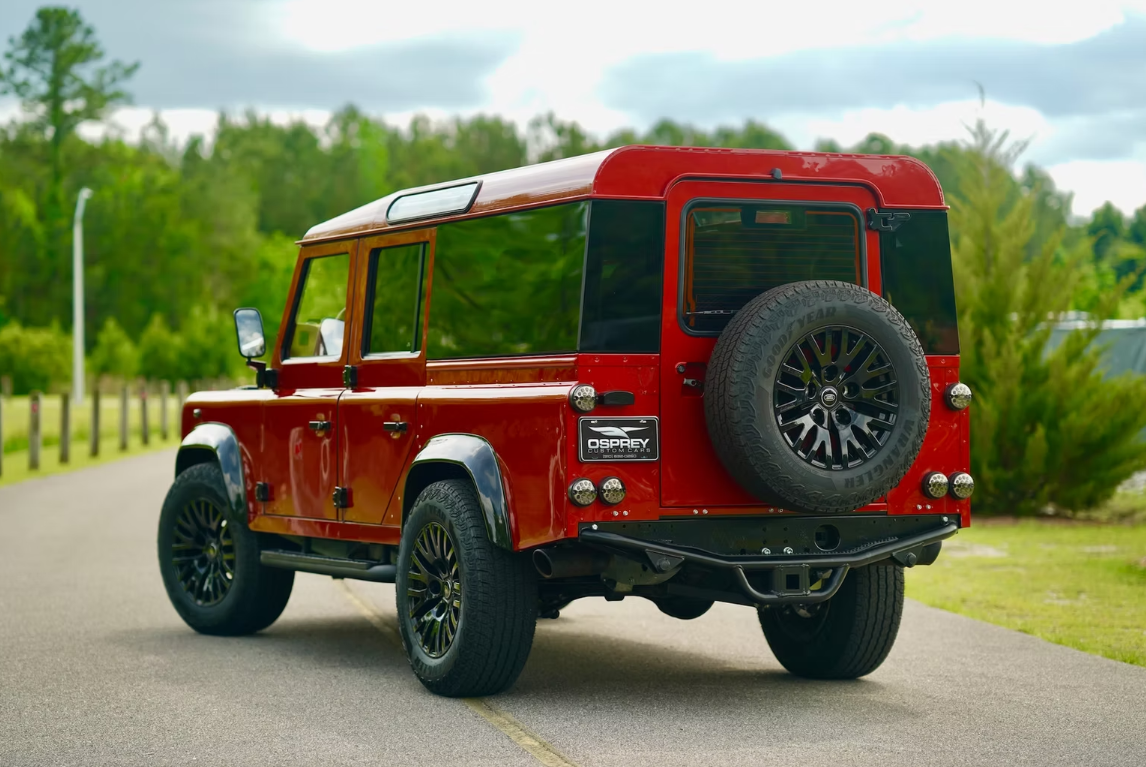 Xế cổ Land Rover Defender 1983 lột xác với bản độ mới- Ảnh 2. Xế cổ Land Rover Defender 1983 lột xác với bản độ mới- Ảnh 2.