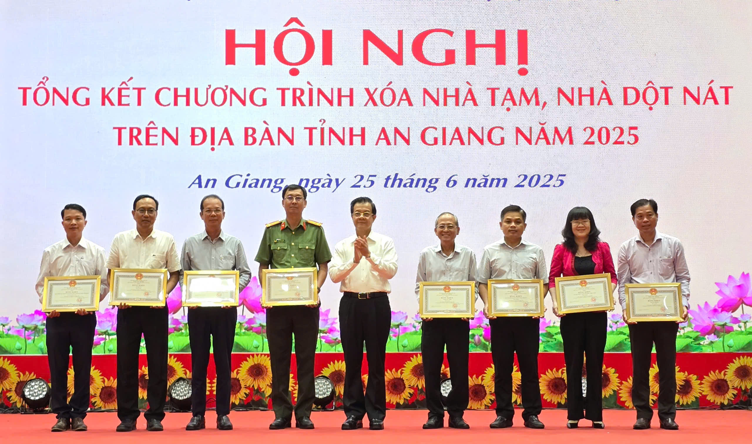 An Giang: 207 tỷ đồng xây mới, sửa chữa 3.135 căn nhà tạm, nhà dột nát- Ảnh 3. An Giang: 207 tỷ đồng xây mới, sửa chữa 3.135 căn nhà tạm, nhà dột nát- Ảnh 3.