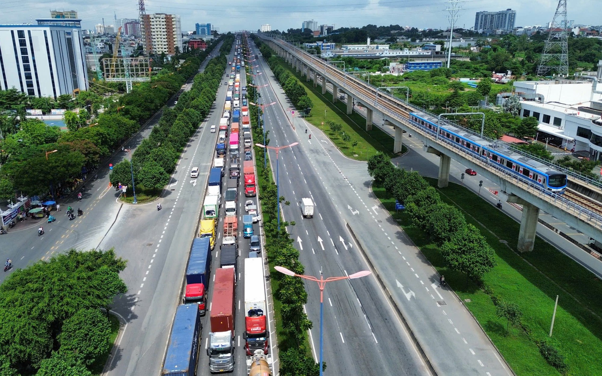 TP.HCM kẹt xe gần nửa ngày, phương tiện nối dài hàng kilomet