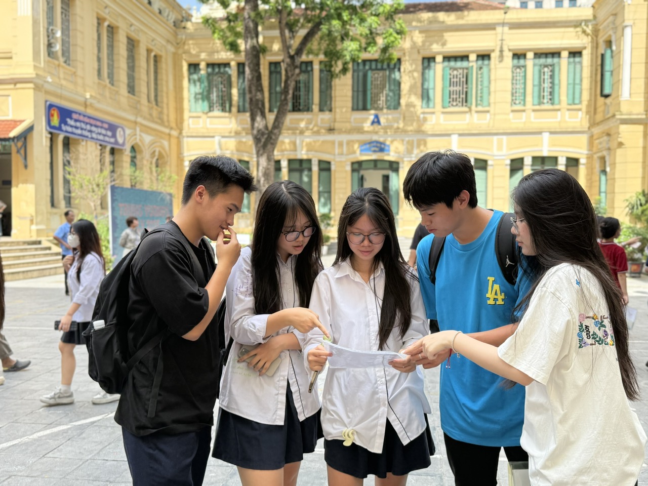 Vượt qua lo lắng, nhiều thí sinh rạng rỡ sau giờ thi Ngữ văn- Ảnh 1. Vượt qua lo lắng, nhiều thí sinh rạng rỡ sau giờ thi Ngữ văn- Ảnh 1.