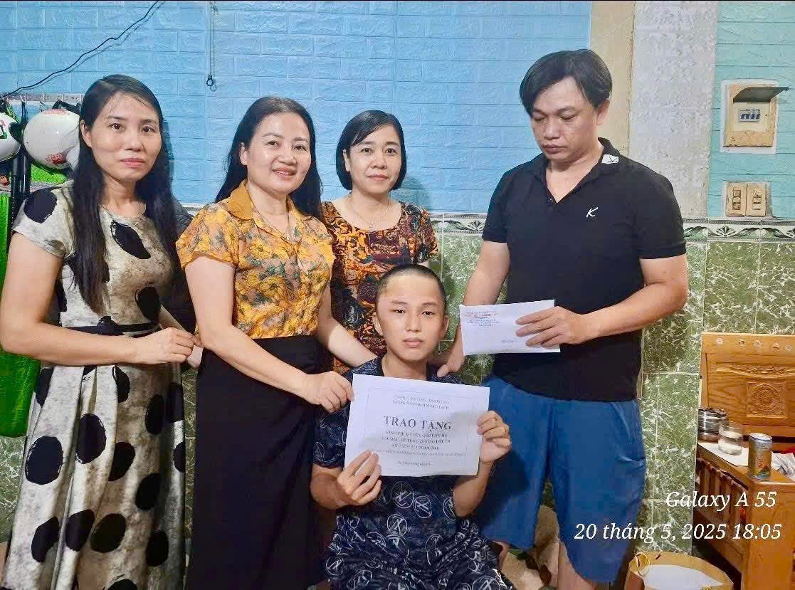Thầy cô, phụ huynh góp tiền hỗ trợ học sinh bị tai nạn giao thông, gia cảnh khó khăn- Ảnh 3. Thầy cô, phụ huynh góp tiền hỗ trợ học sinh bị tai nạn giao thông, gia cảnh khó khăn- Ảnh 3.