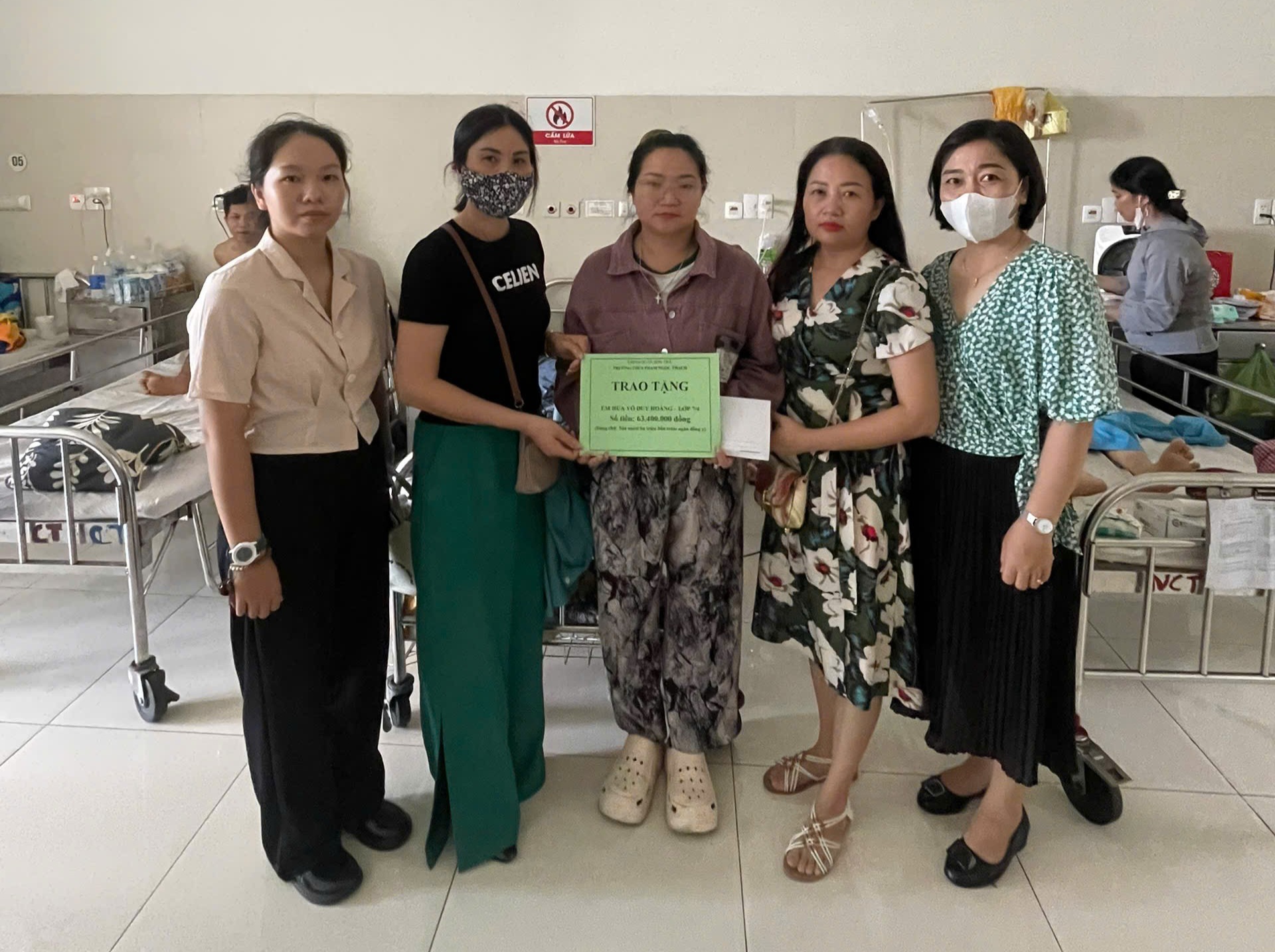 Thầy cô, phụ huynh góp tiền hỗ trợ học sinh bị tai nạn giao thông, gia cảnh khó khăn- Ảnh 1. Thầy cô, phụ huynh góp tiền hỗ trợ học sinh bị tai nạn giao thông, gia cảnh khó khăn- Ảnh 1.