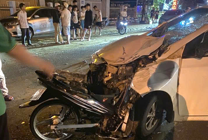 Điều tra nguyên nhân xe máy va chạm ô tô khiến hai thanh niên tử vong- Ảnh 2. Điều tra nguyên nhân xe máy va chạm ô tô khiến hai thanh niên tử vong- Ảnh 2.