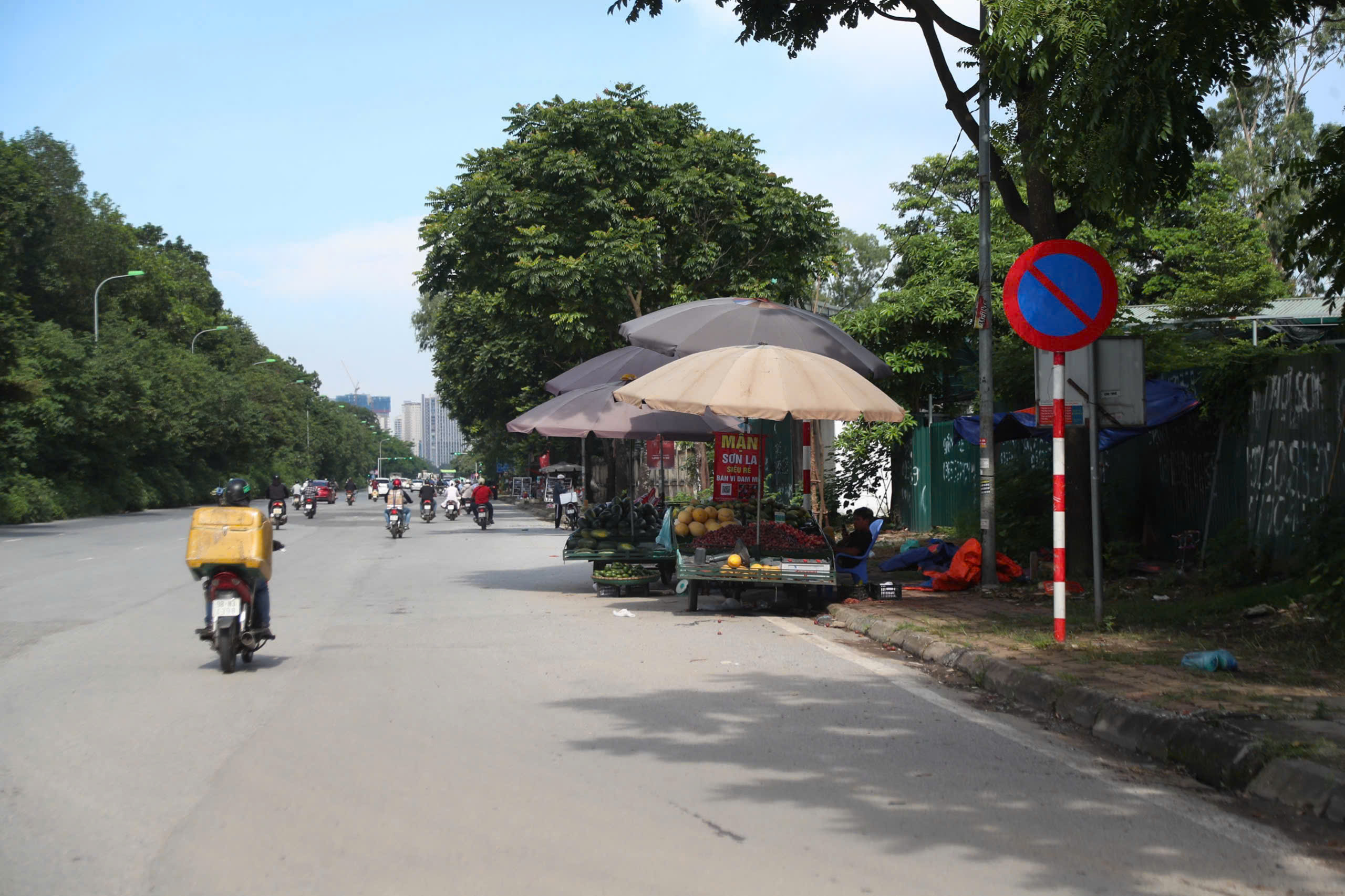 Tái diễn cảnh hàng rong lấn chiếm đường gom đại lộ Thăng Long- Ảnh 8. Tái diễn cảnh hàng rong lấn chiếm đường gom đại lộ Thăng Long- Ảnh 8.