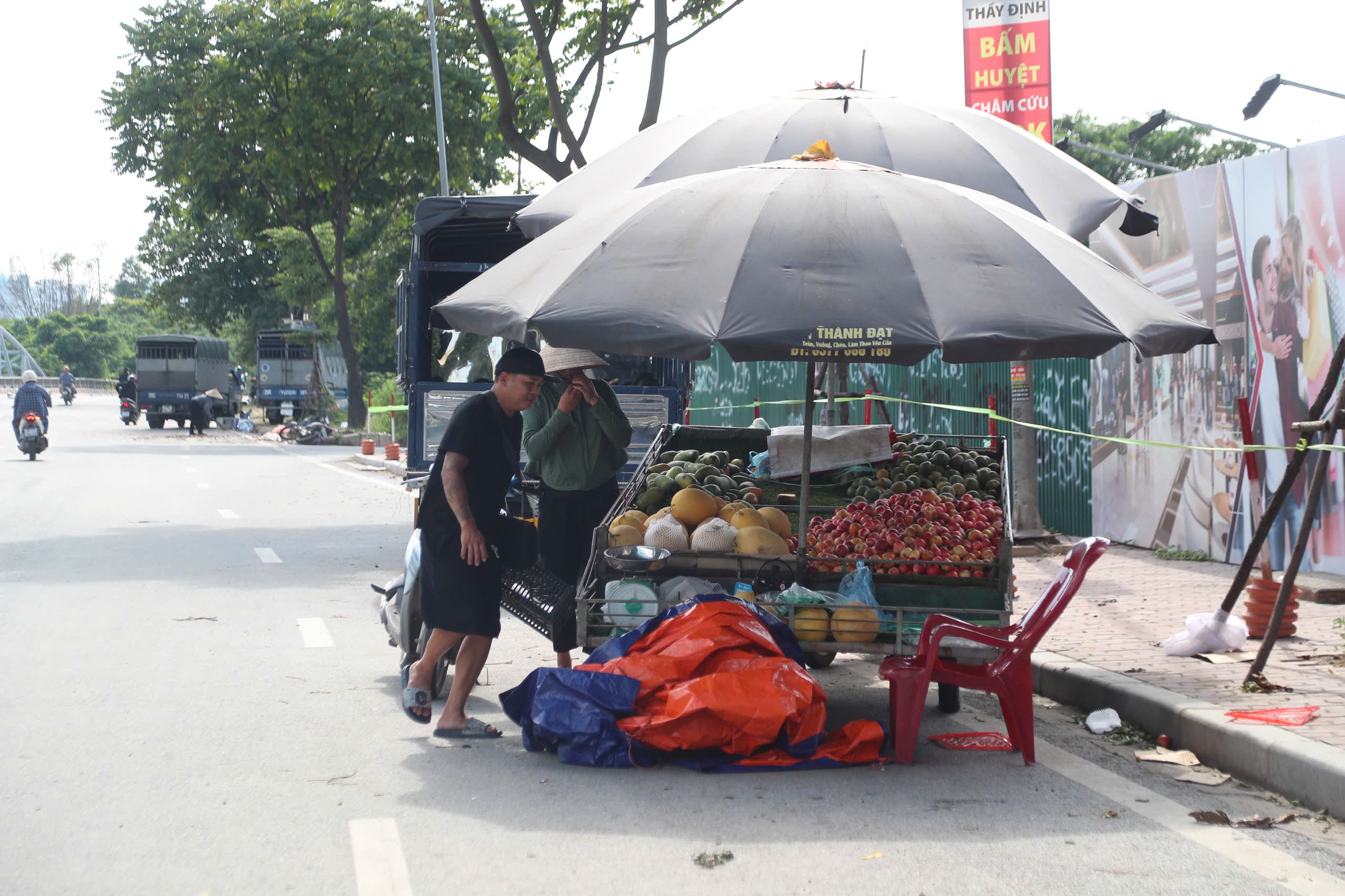 Tái diễn cảnh hàng rong lấn chiếm đường gom đại lộ Thăng Long- Ảnh 5. Tái diễn cảnh hàng rong lấn chiếm đường gom đại lộ Thăng Long- Ảnh 5.