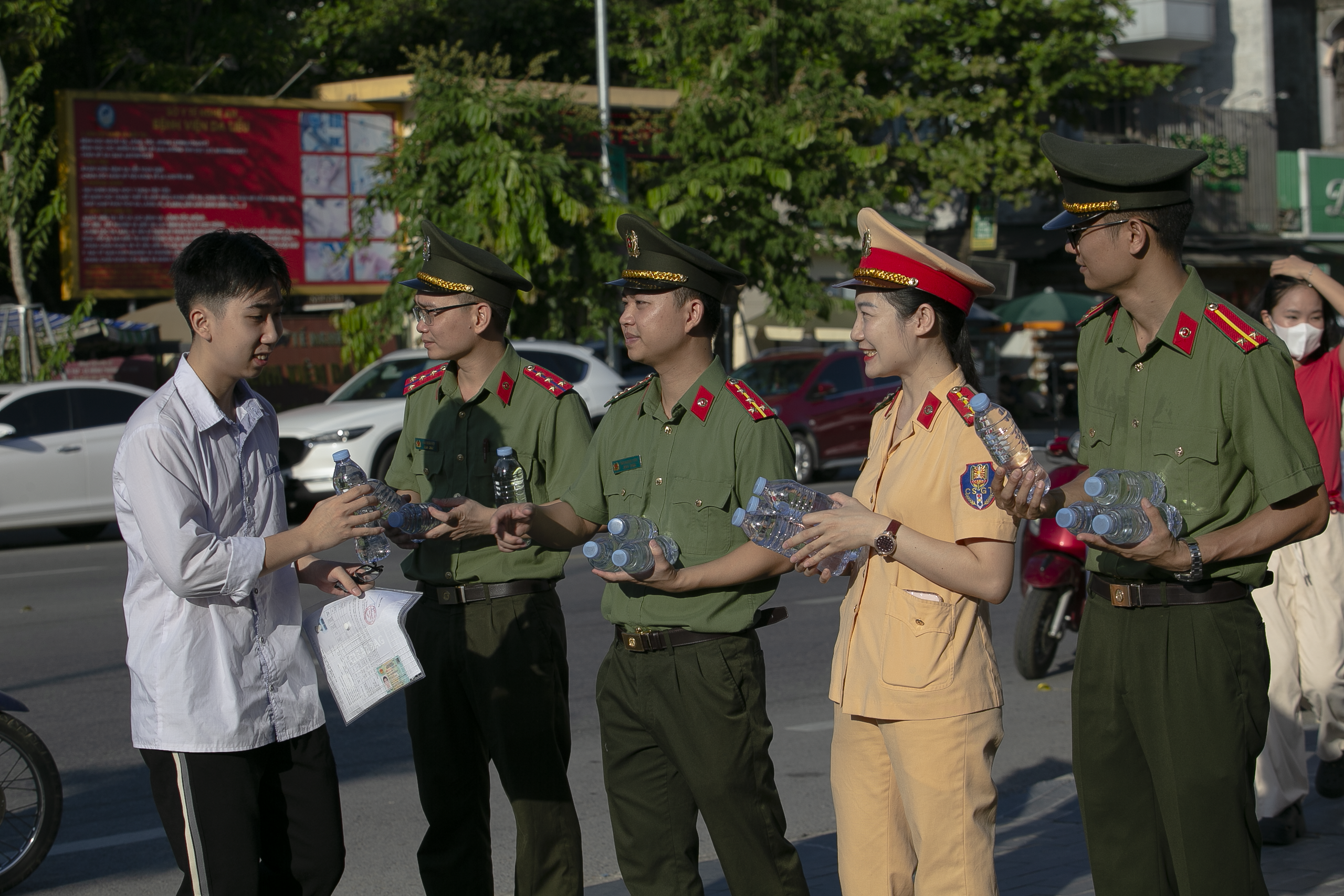 Cảnh sát giao thông căng mình bảo đảm trật tự, an toàn kỳ thi THPT Quốc gia 2025- Ảnh 9. Cảnh sát giao thông căng mình bảo đảm trật tự, an toàn kỳ thi THPT Quốc gia 2025- Ảnh 9.