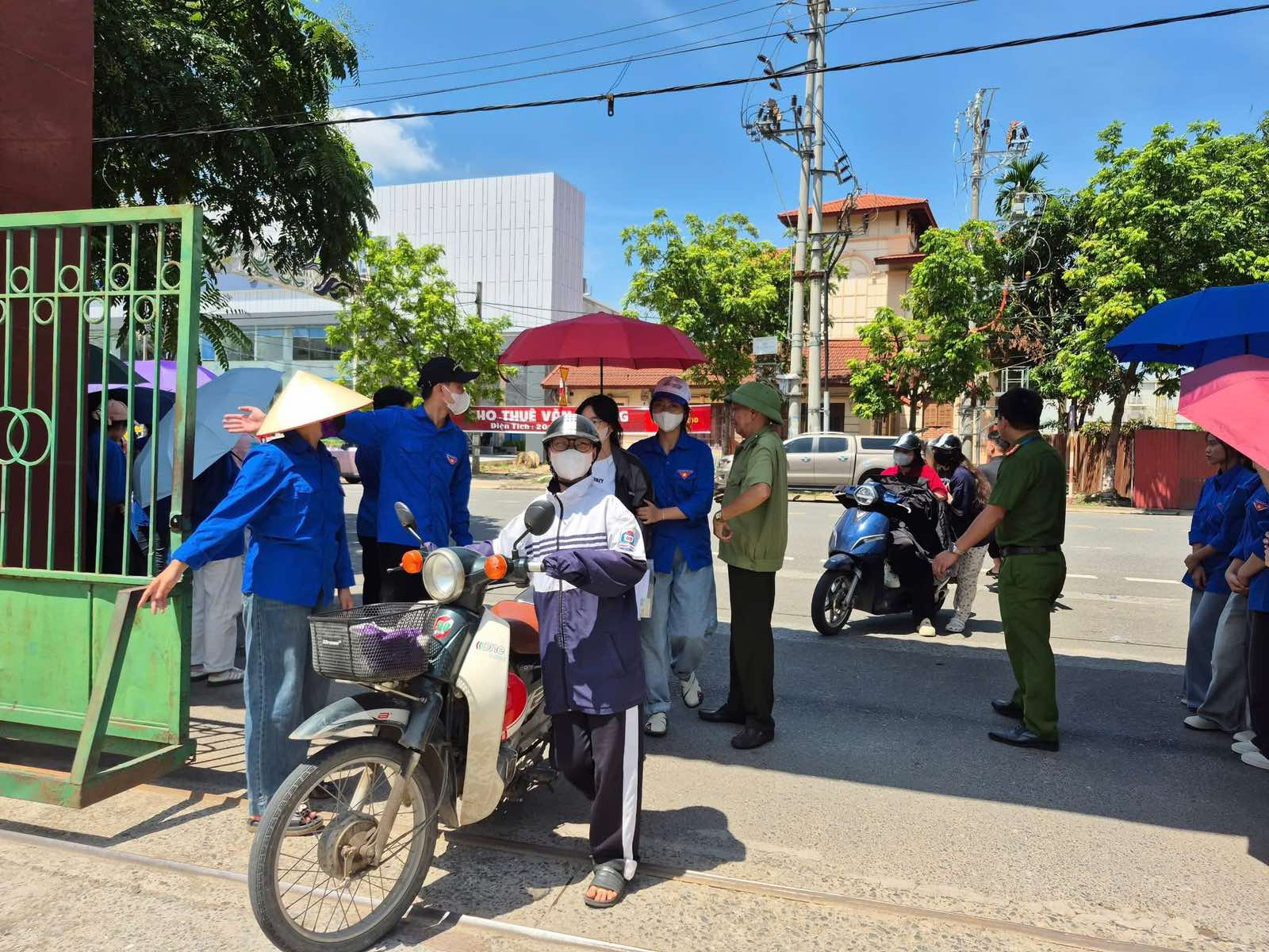 Những người đồng hành cùng sĩ tử trong kỳ thi THPT 2025- Ảnh 2. Những người đồng hành cùng sĩ tử trong kỳ thi THPT 2025- Ảnh 2.