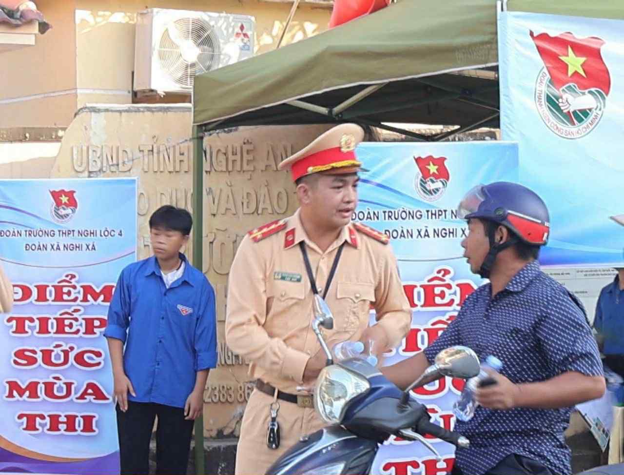 Cảnh sát giao thông căng mình bảo đảm trật tự, an toàn kỳ thi THPT Quốc gia 2025- Ảnh 11. Cảnh sát giao thông căng mình bảo đảm trật tự, an toàn kỳ thi THPT Quốc gia 2025- Ảnh 11.