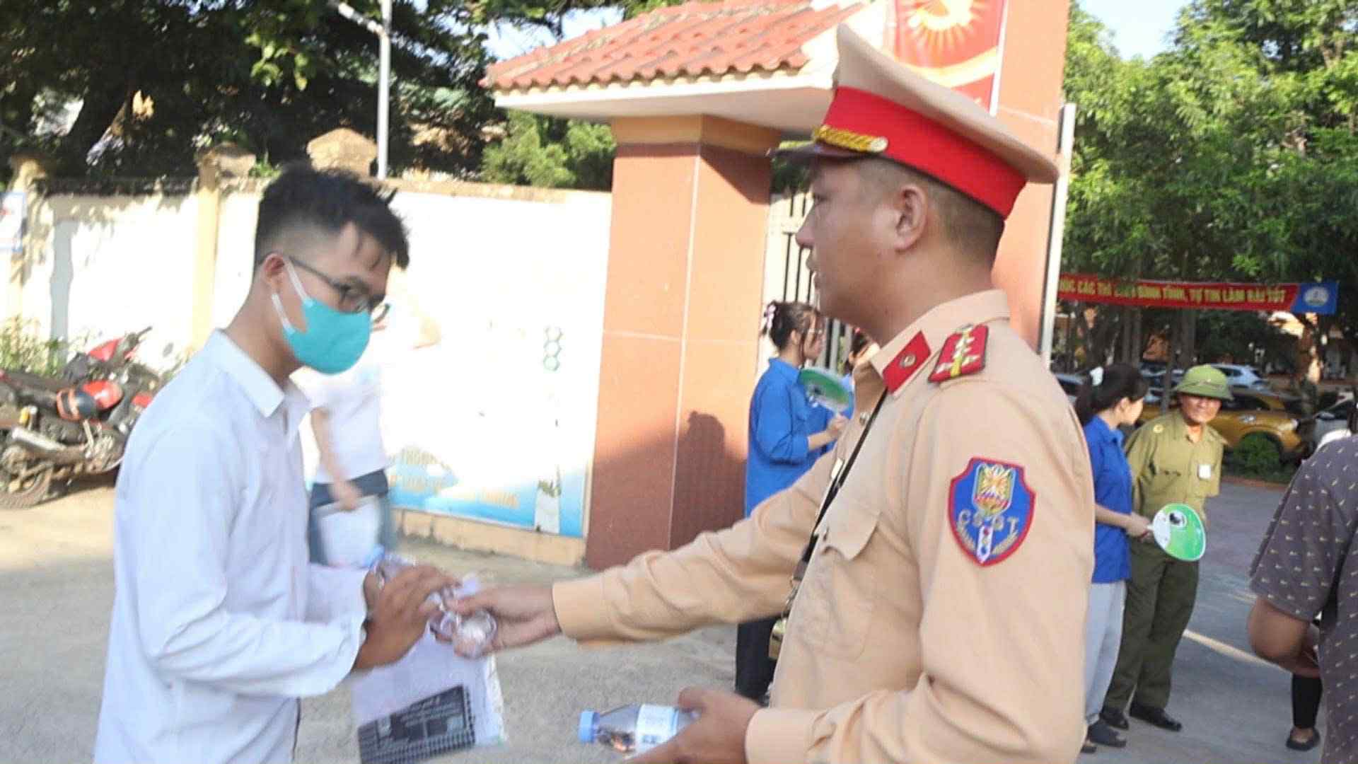 Cảnh sát giao thông căng mình bảo đảm trật tự, an toàn kỳ thi THPT Quốc gia 2025- Ảnh 10. Cảnh sát giao thông căng mình bảo đảm trật tự, an toàn kỳ thi THPT Quốc gia 2025- Ảnh 10.