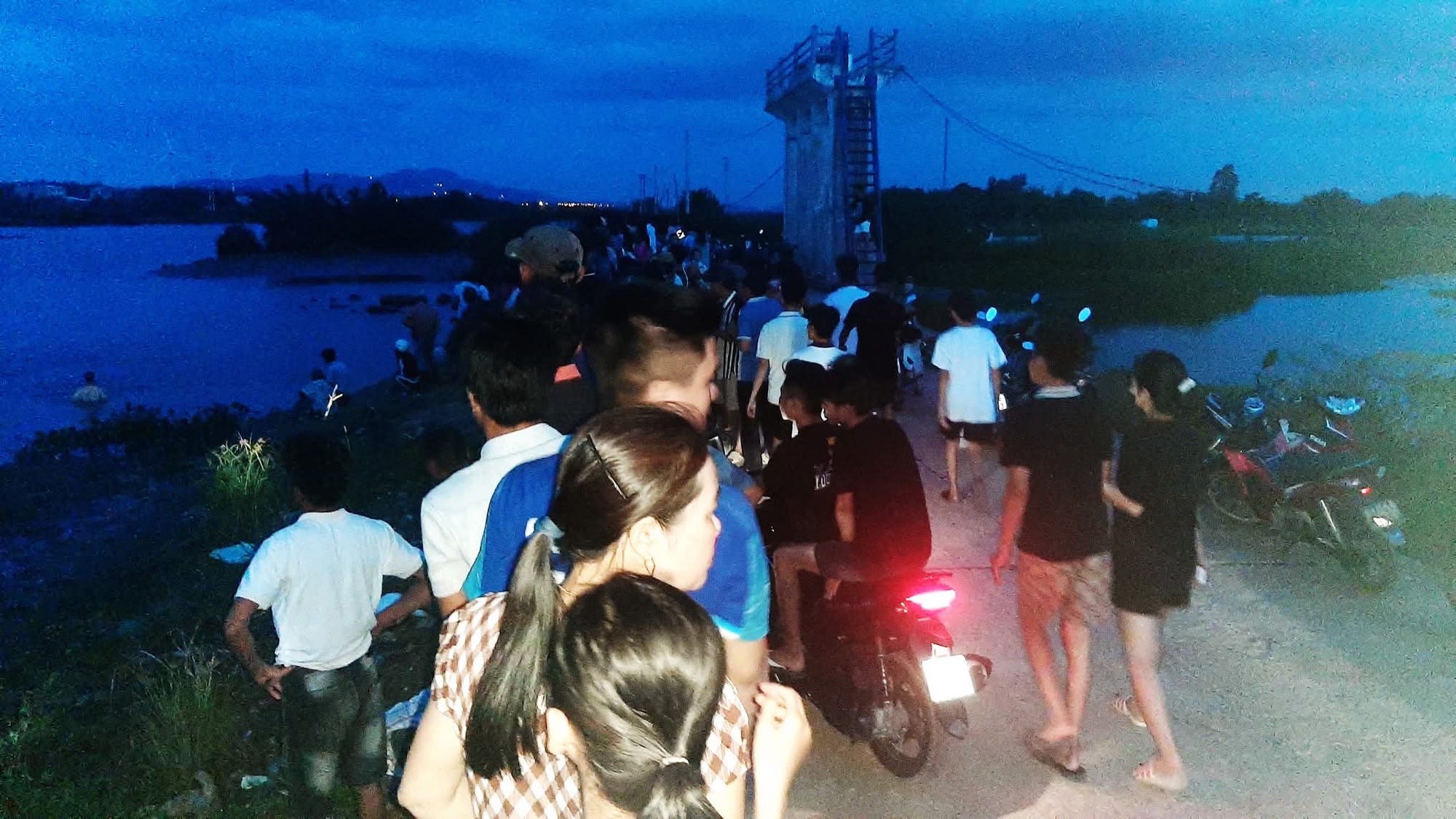 Bình Định: 5 học sinh đi tắm sông, 3 em đuối nước tử vong thương tâm- Ảnh 1. Bình Định: 5 học sinh đi tắm sông, 3 em đuối nước tử vong thương tâm- Ảnh 1.