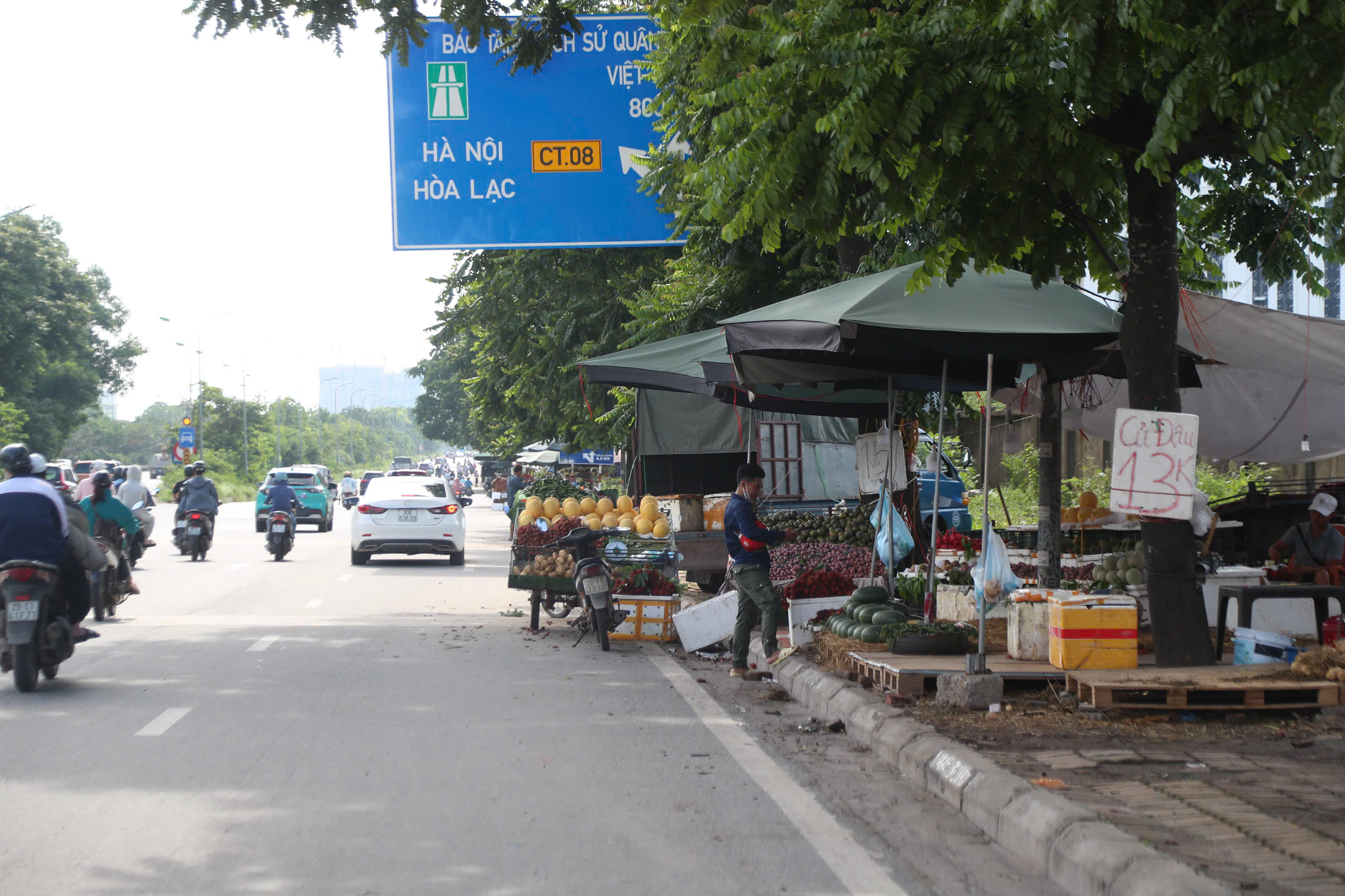 Tái diễn cảnh hàng rong lấn chiếm đường gom đại lộ Thăng Long- Ảnh 7. Tái diễn cảnh hàng rong lấn chiếm đường gom đại lộ Thăng Long- Ảnh 7.