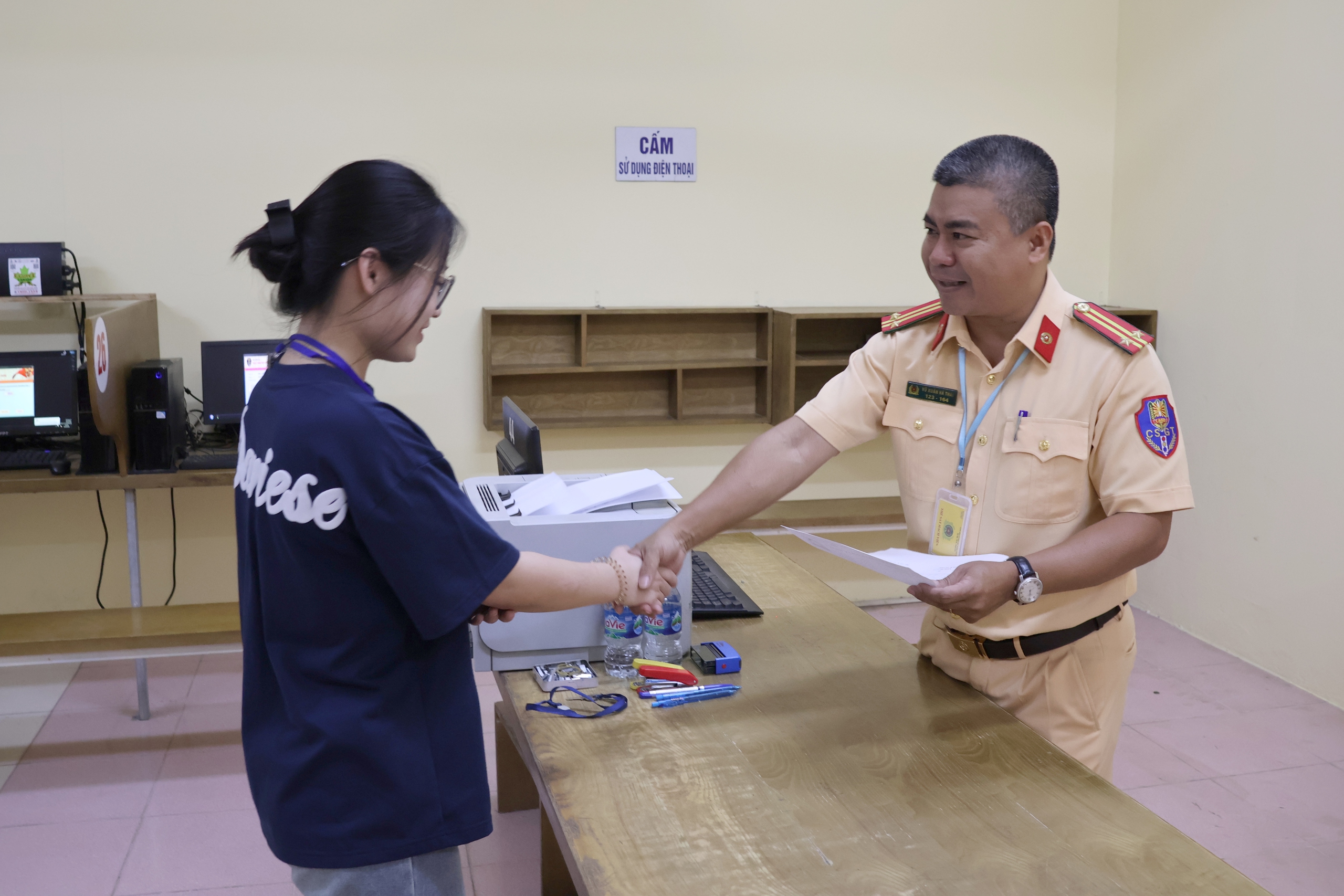 CSGT Hà Nội bắt đầu tổ chức sát hạch bằng lái xe máy- Ảnh 8. CSGT Hà Nội bắt đầu tổ chức sát hạch bằng lái xe máy- Ảnh 8.