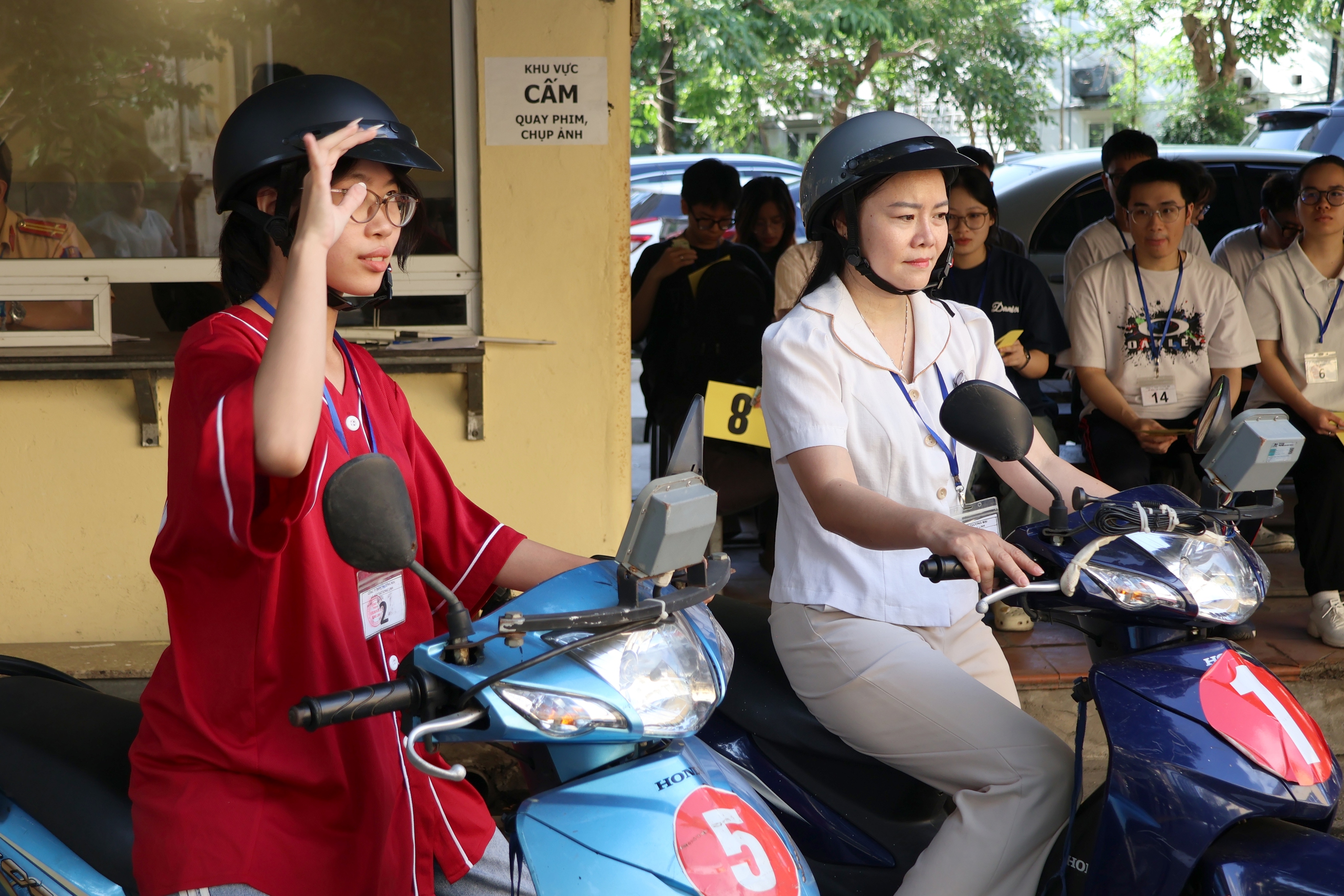 CSGT Hà Nội bắt đầu tổ chức sát hạch bằng lái xe máy- Ảnh 10. CSGT Hà Nội bắt đầu tổ chức sát hạch bằng lái xe máy- Ảnh 10.