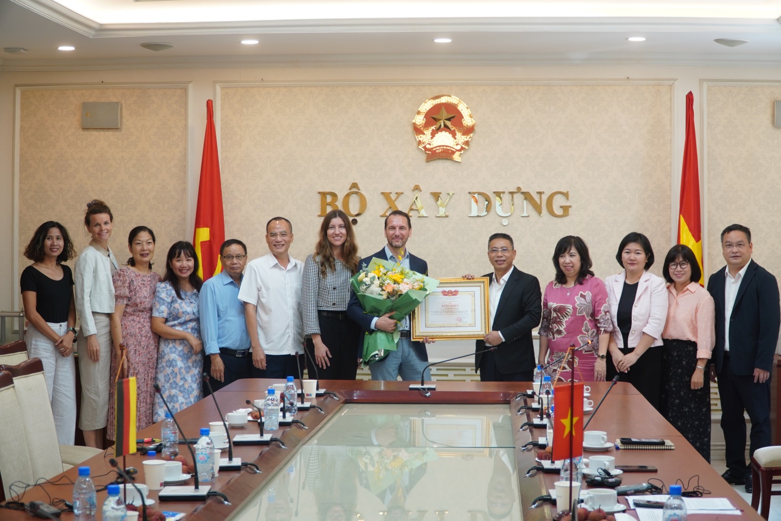 Bộ Xây dựng trao Bằng khen cho chuyên gia Tổ chức Hợp tác Phát triển Đức- Ảnh 1. E:\Năm 2025\Tháng 6\Hình ảnh\Cục hạ tầng trao bằng khen\DSC01419.JPG