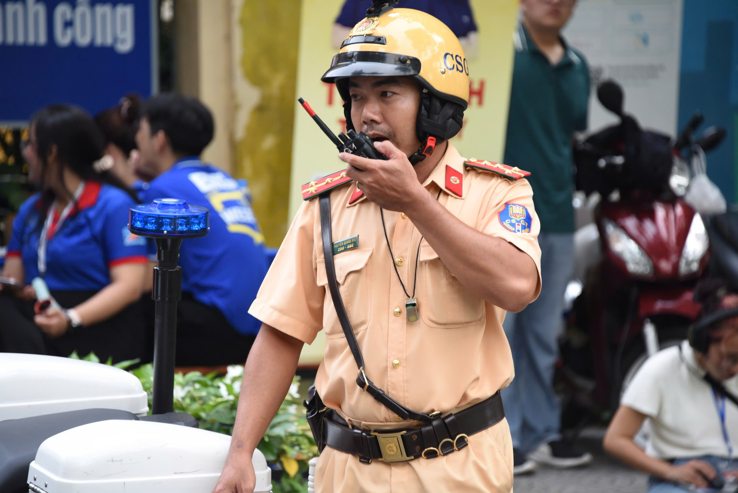 Giao thông thông thoáng, an ninh siết chặt trong ngày đầu kỳ thi tốt nghiệp THPT- Ảnh 2. Giao thông thông thoáng, an ninh siết chặt trong ngày đầu kỳ thi tốt nghiệp THPT- Ảnh 2.