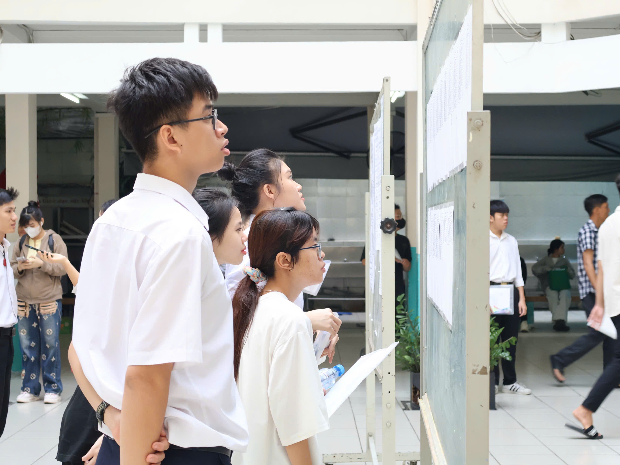 Nhiều trường học ở TP.HCM cảnh báo chiêu lừa sau khi có điểm tốt nghiệp THPT- Ảnh 1. Nhiều trường học ở TP.HCM cảnh báo chiêu lừa sau khi có điểm tốt nghiệp THPT- Ảnh 1.
