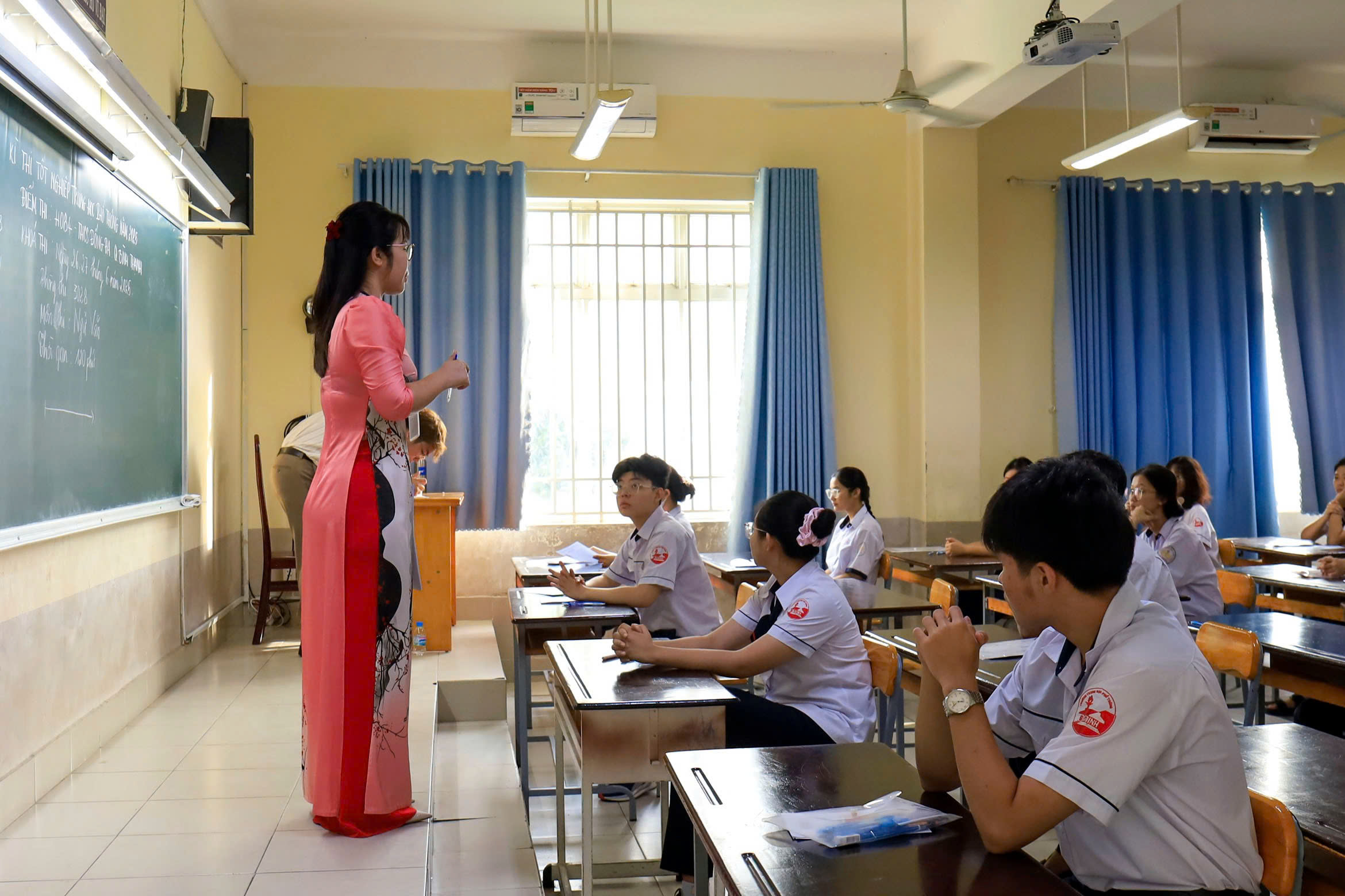 Giao thông thông thoáng, an ninh siết chặt trong ngày đầu kỳ thi tốt nghiệp THPT- Ảnh 4. Giao thông thông thoáng, an ninh siết chặt trong ngày đầu kỳ thi tốt nghiệp THPT- Ảnh 4.