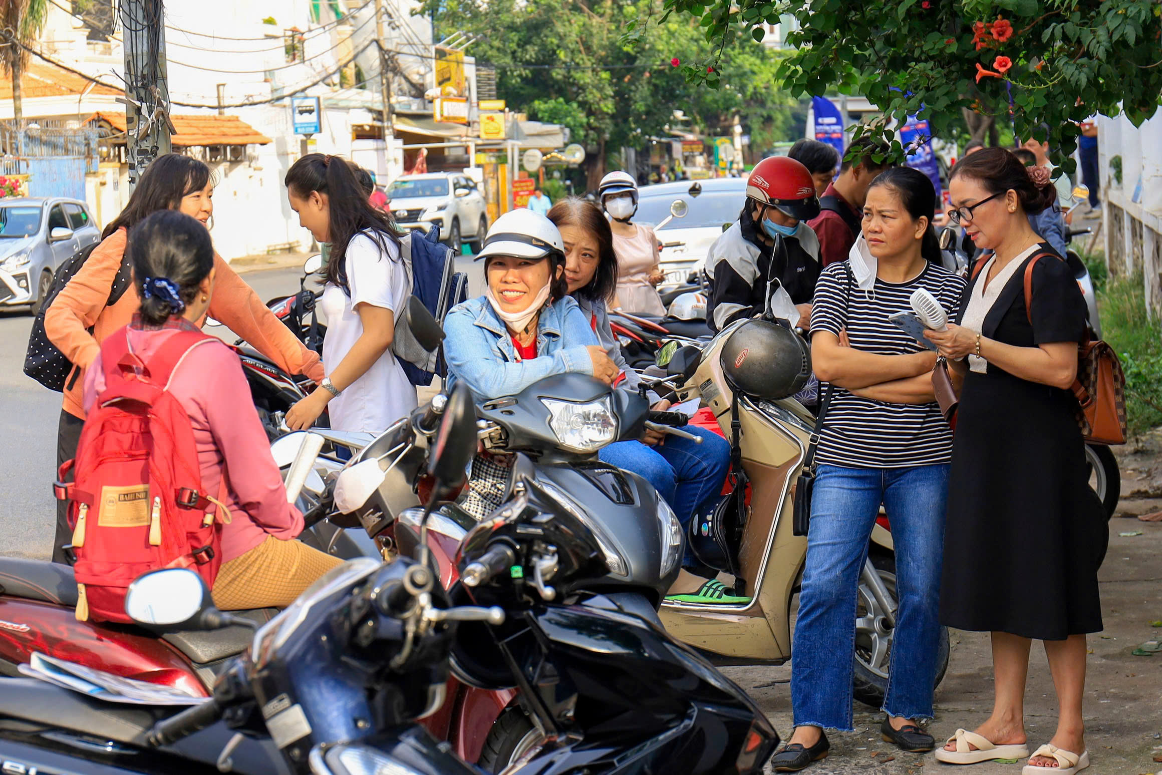 Giao thông thông thoáng, an ninh siết chặt trong ngày đầu kỳ thi tốt nghiệp THPT- Ảnh 3. Giao thông thông thoáng, an ninh siết chặt trong ngày đầu kỳ thi tốt nghiệp THPT- Ảnh 3.